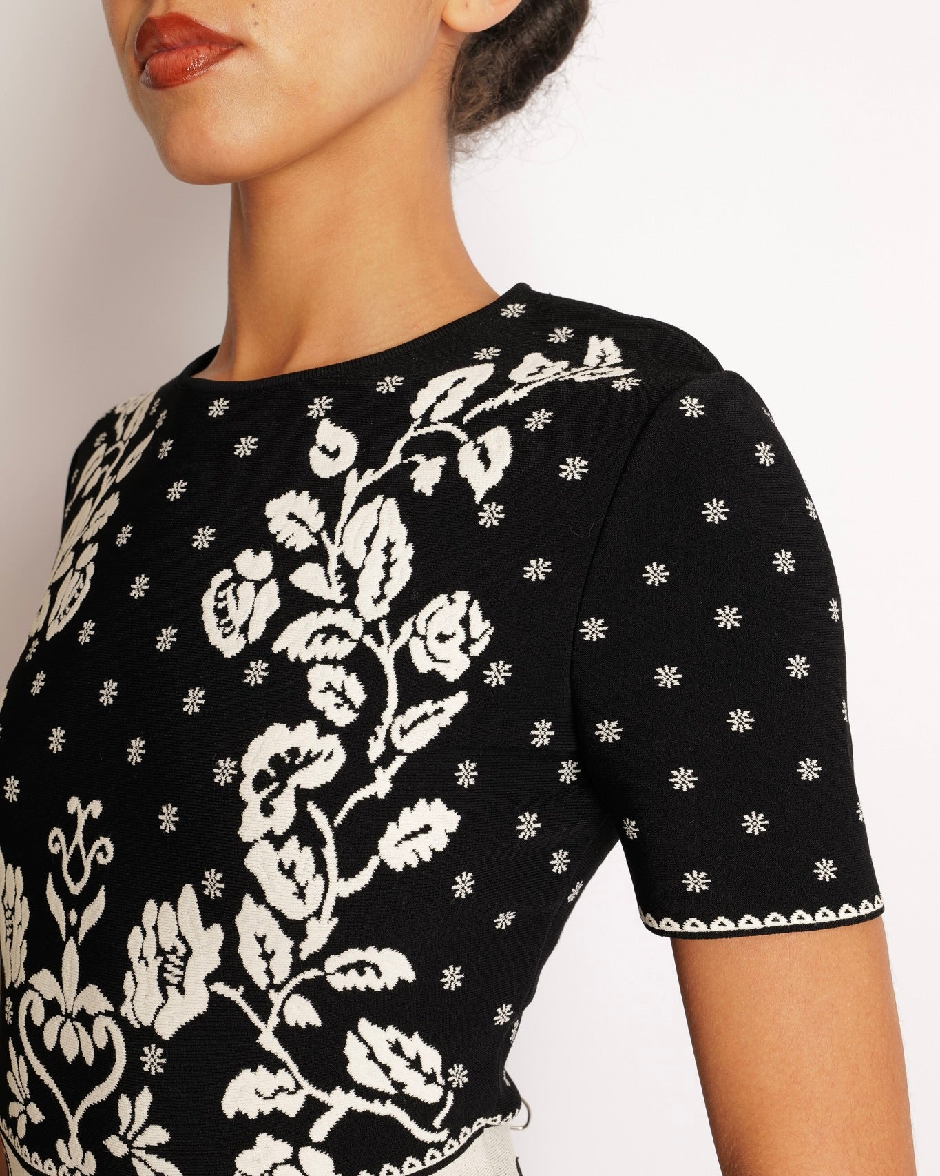 Alexander McQueen Black and White Short-Sleeved Mini Dress with Floral Print Details Size IT 44 (UK 12) - Image 2