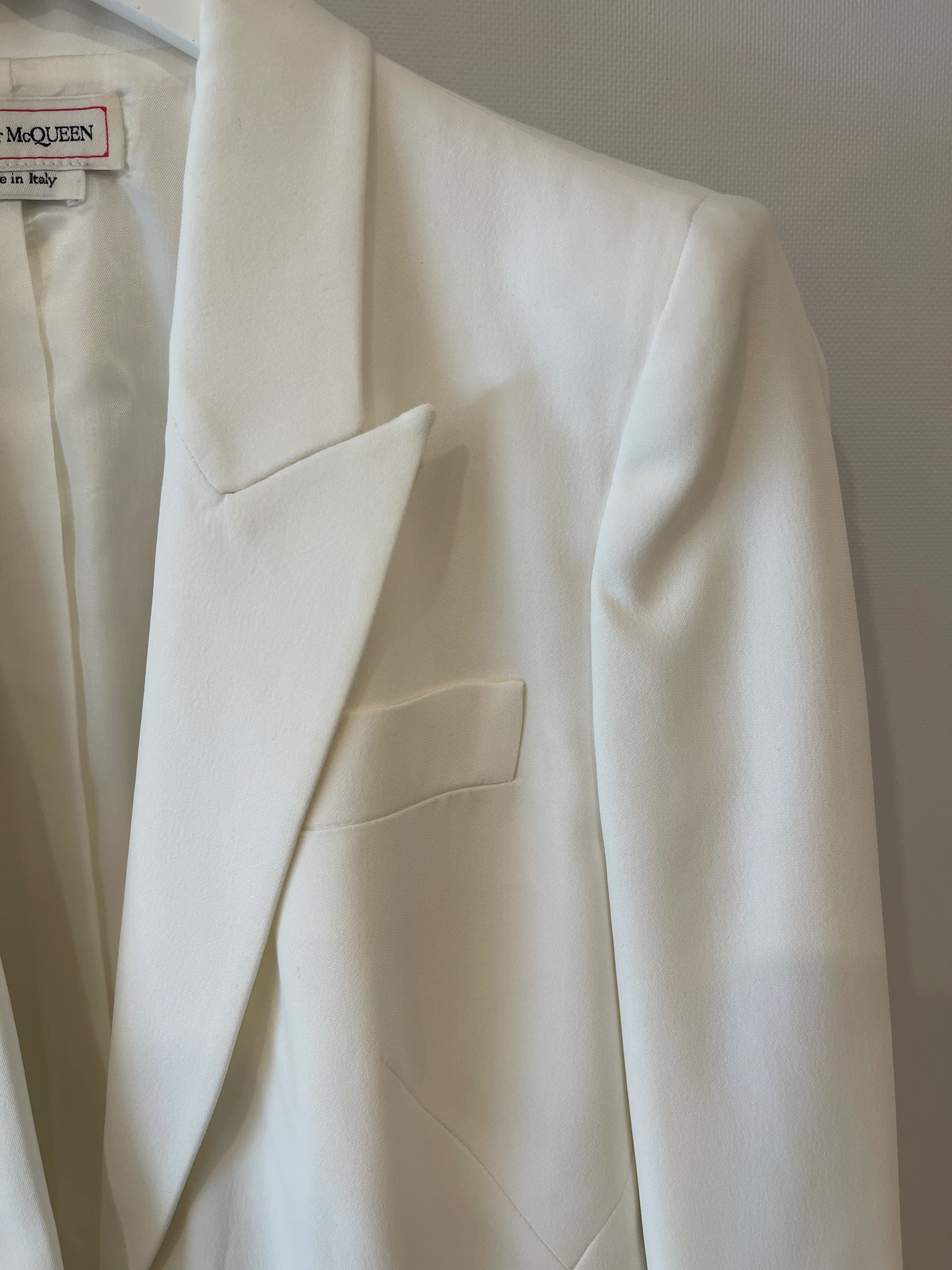 Alexander McQueen White Blazer Jacket and Matching Trousers Set with White Button Details Size IT 42/44 (UK 10/12) - Image 15