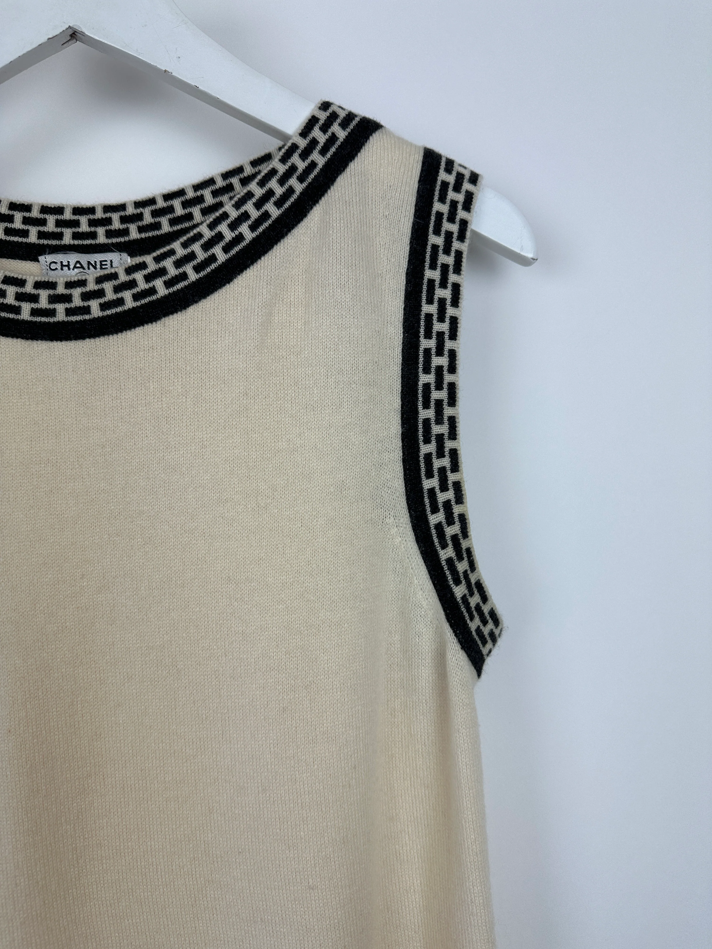 Chanel 04A Cashmere Midi Dress and Longline Cardigan Set With Grey Trim Detail FR 36 (UK 8) - Image 25