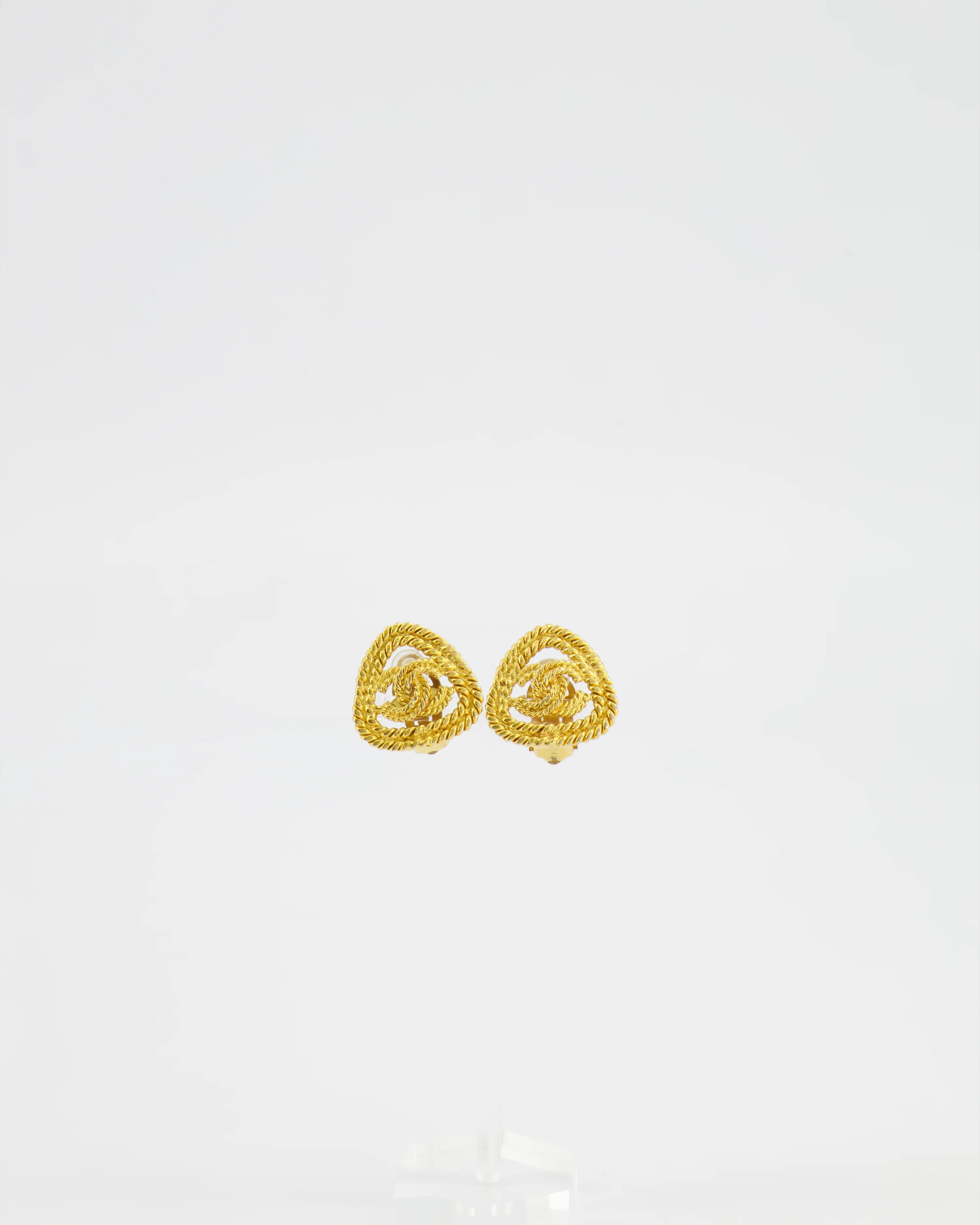 Chanel 08 Vintage Gold Triangular Chainlink Clip-On Earrings with CC Logo - Image 2