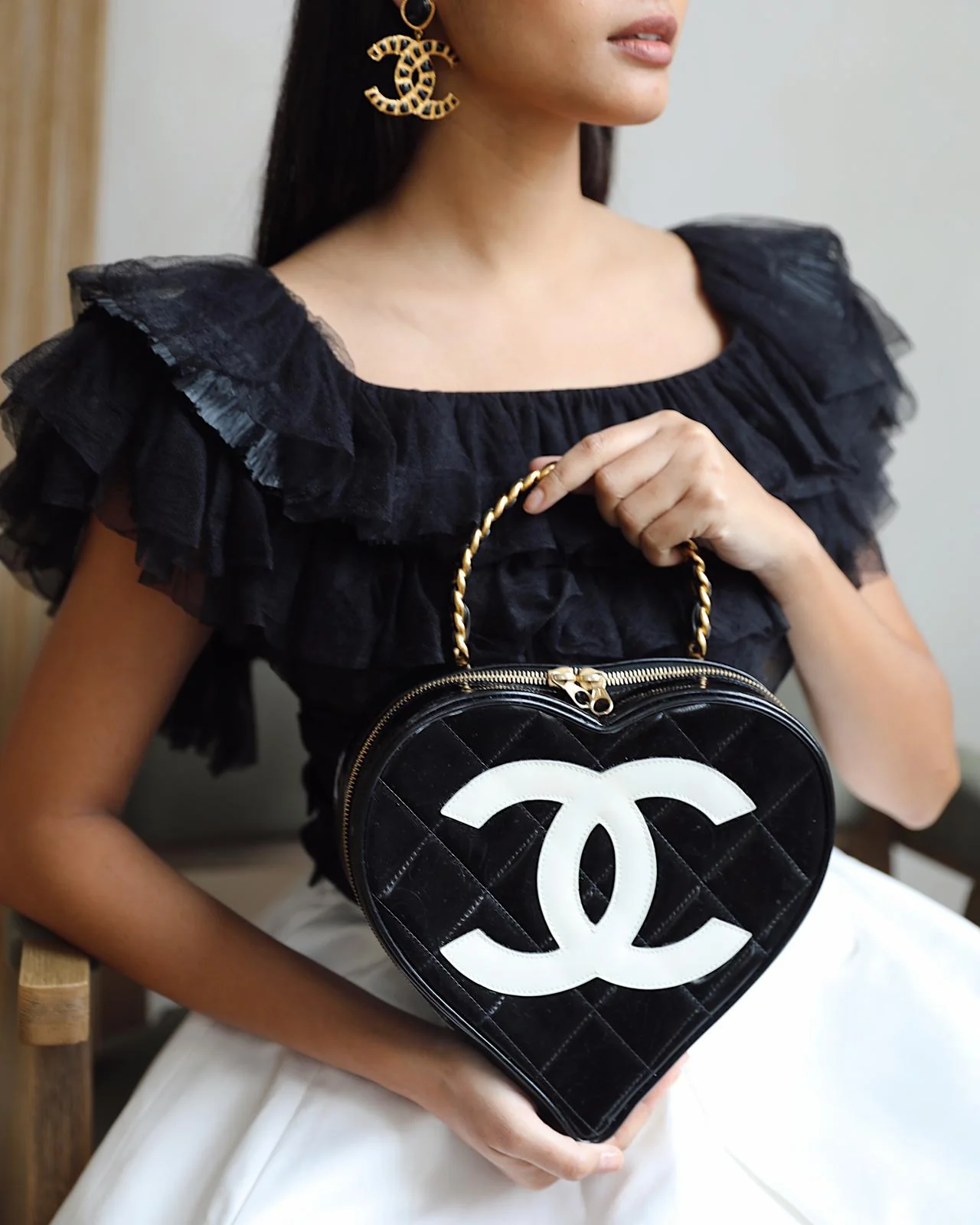 *RARE COLLECTORS ITEM* Chanel 1995 Vintage Black Heart Vanity Bag with White CC Logo and Gold Chain Handle Detail - Image 2