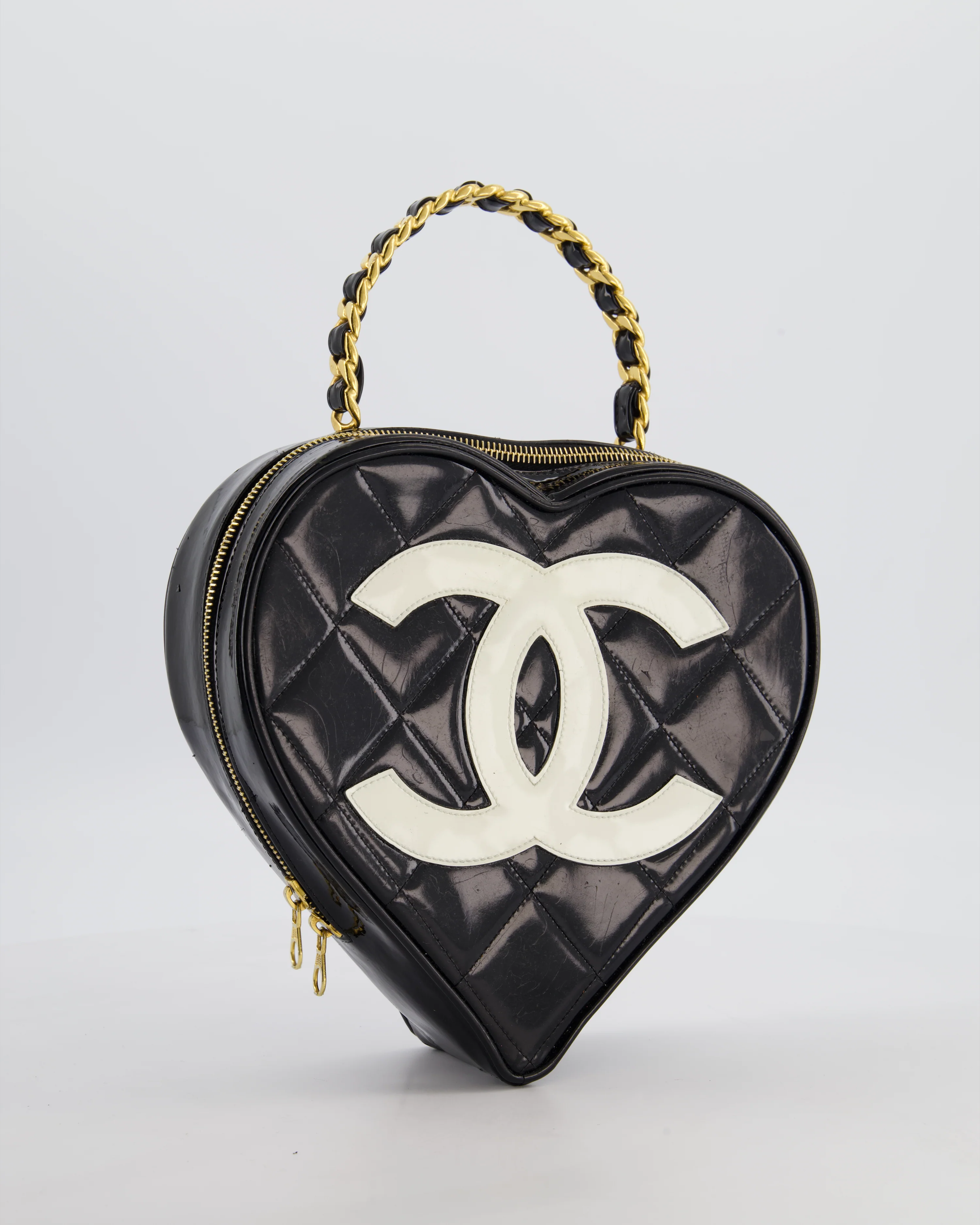 *RARE COLLECTORS ITEM* Chanel 1995 Vintage Black Heart Vanity Bag with White CC Logo and Gold Chain Handle Detail - Image 3