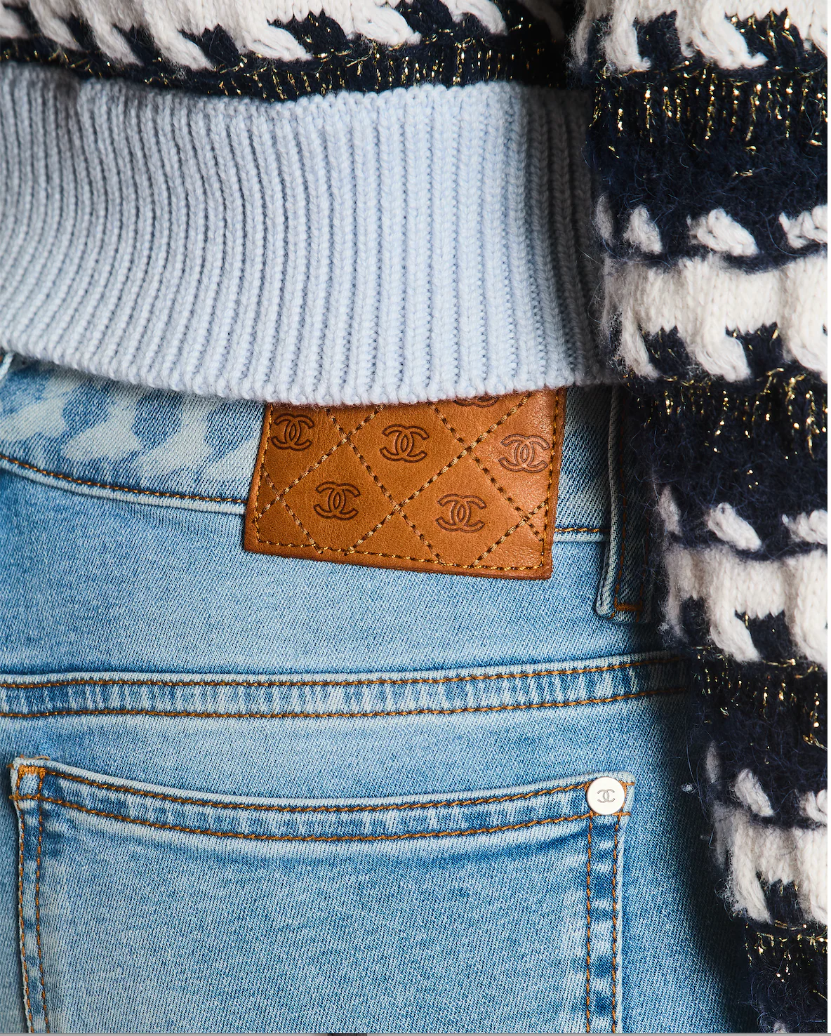 Chanel Spring 2019 Light Blue Skinny Jeans with Chain Print, Back Brown CC Logo Detail and Zips Size FR 34 (UK 6) - Image 5