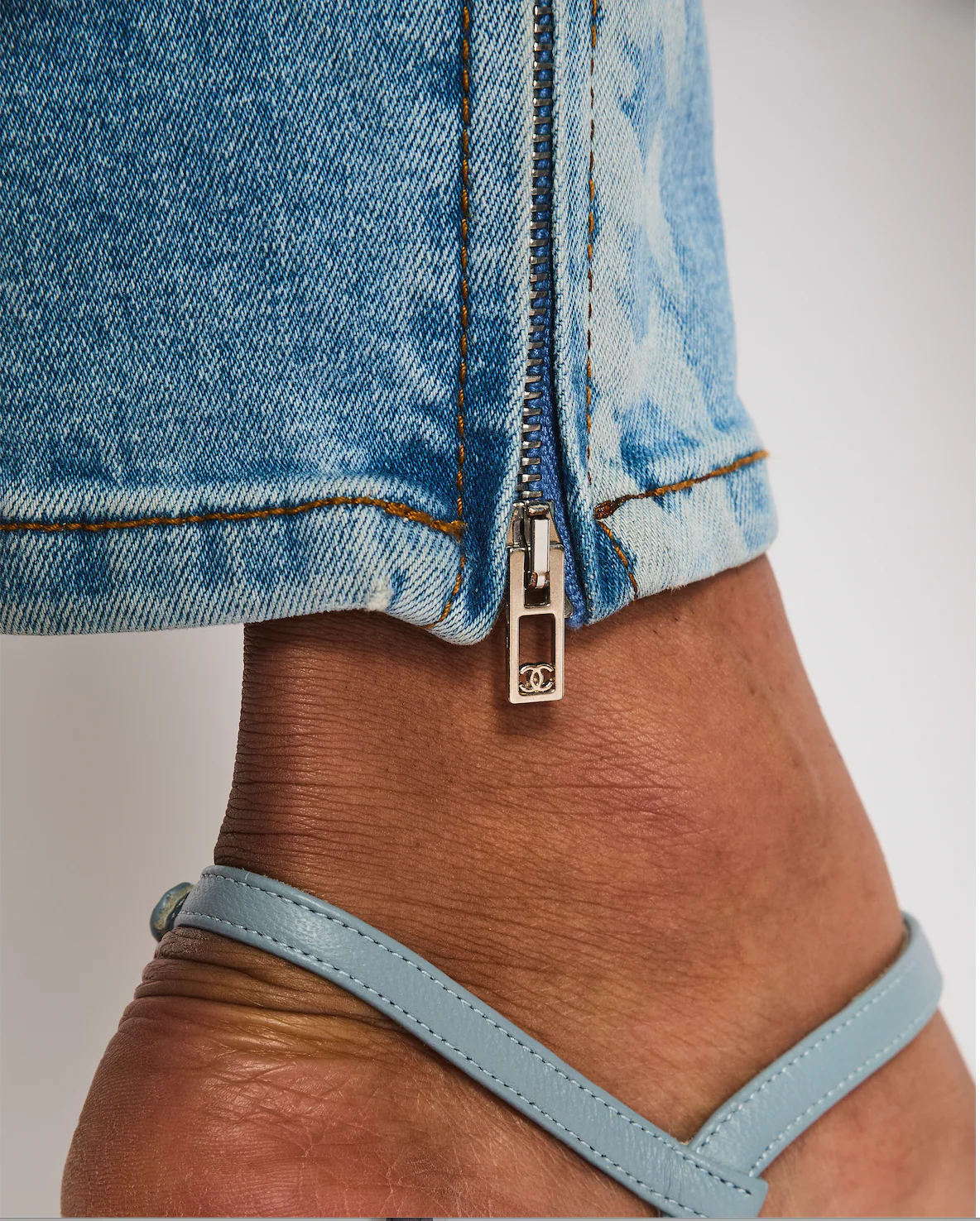 Chanel Spring 2019 Light Blue Skinny Jeans with Chain Print, Back Brown CC Logo Detail and Zips Size FR 34 (UK 6) - Image 6
