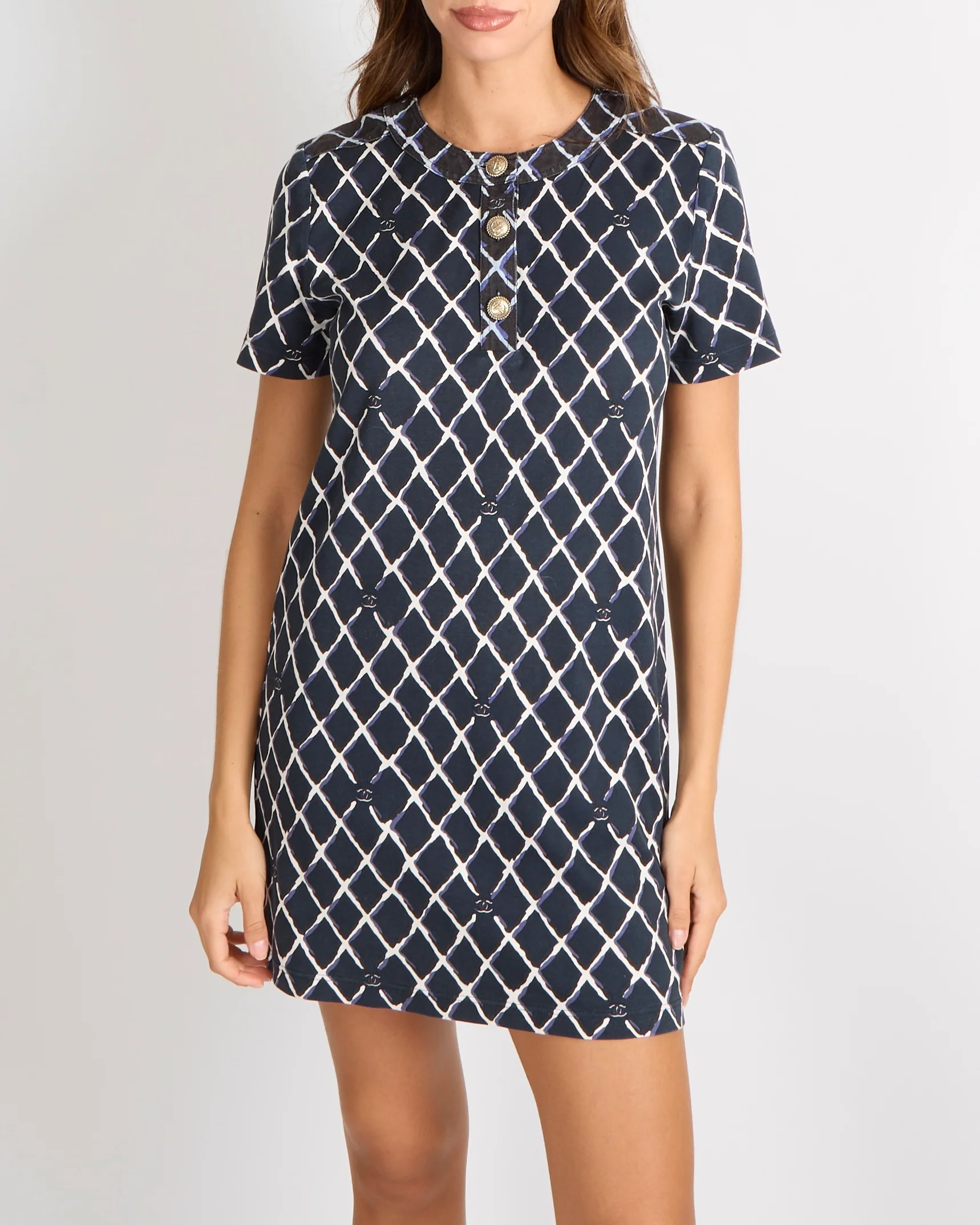 Chanel 2019 Coco Beach Black, Navy and White Quilted Print T-Shirt Mini Dress with Denim Collar Trim and CC Logos with Gold Anchor CC Logo Button Details Size FR 38 (UK 10) - Image 2