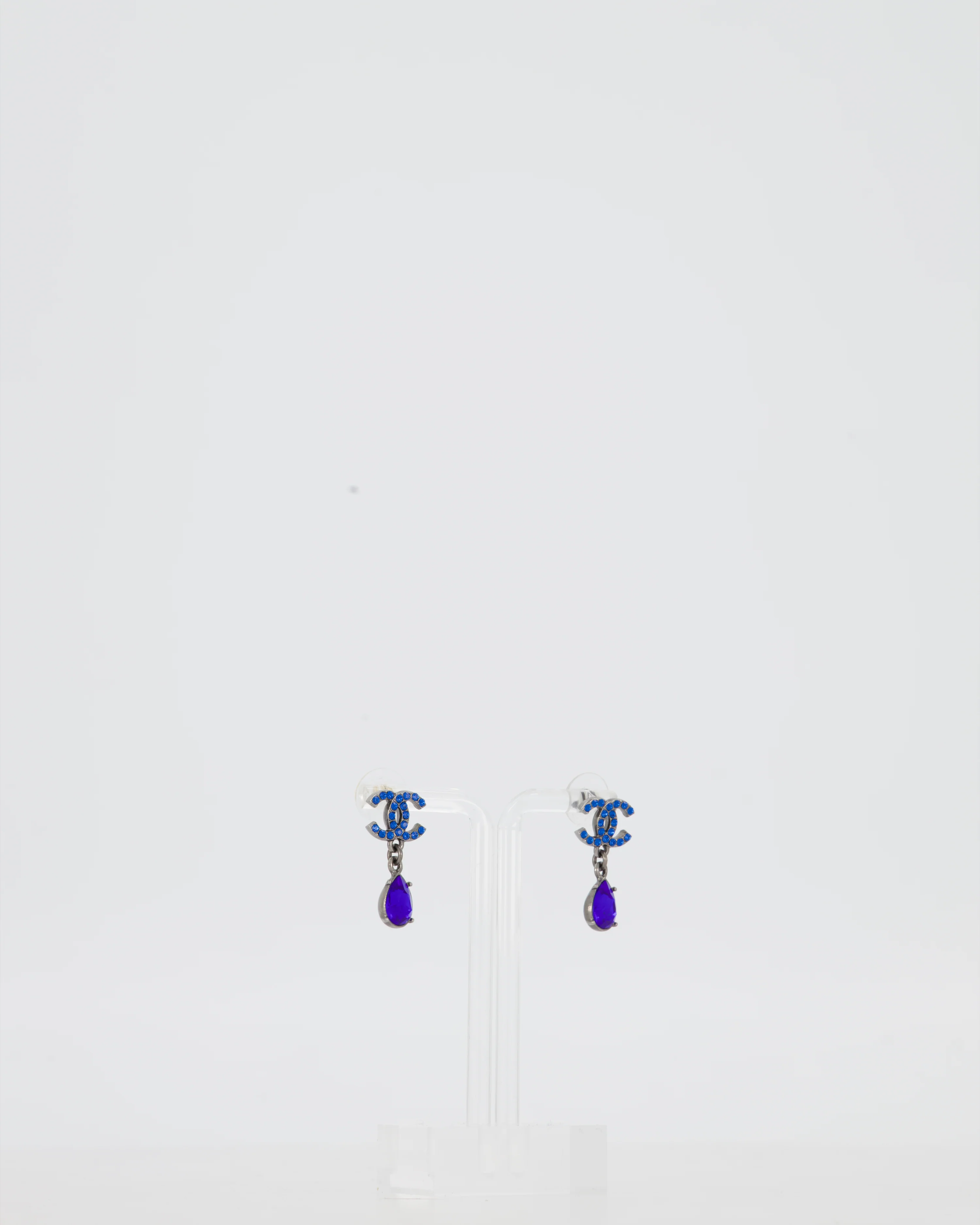 Chanel 19A Egyptian Collection Gunmental CC Logo Earrings with Blue Crystals - Image 2