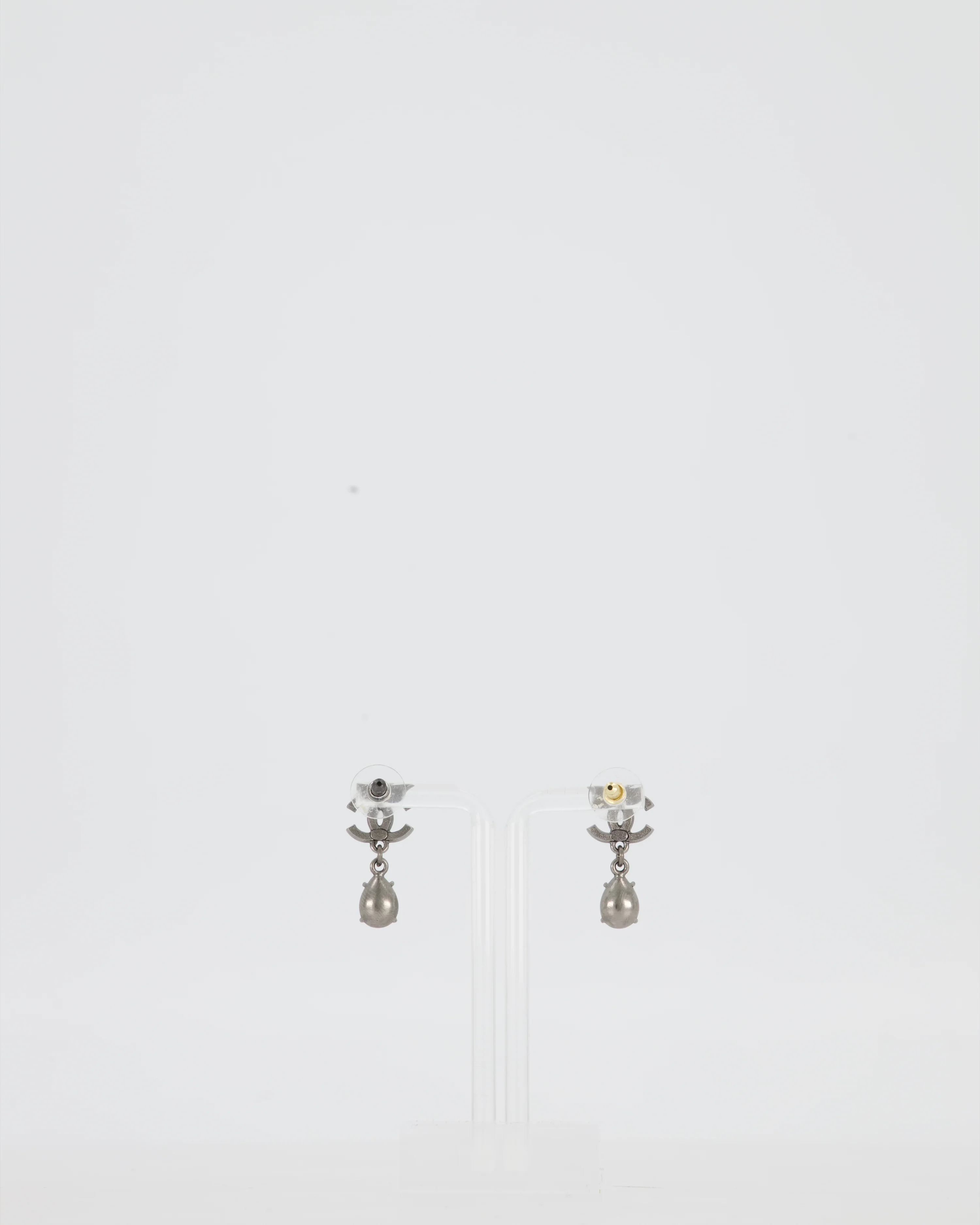 Chanel 19A Egyptian Collection Gunmental CC Logo Earrings with Blue Crystals - Image 4