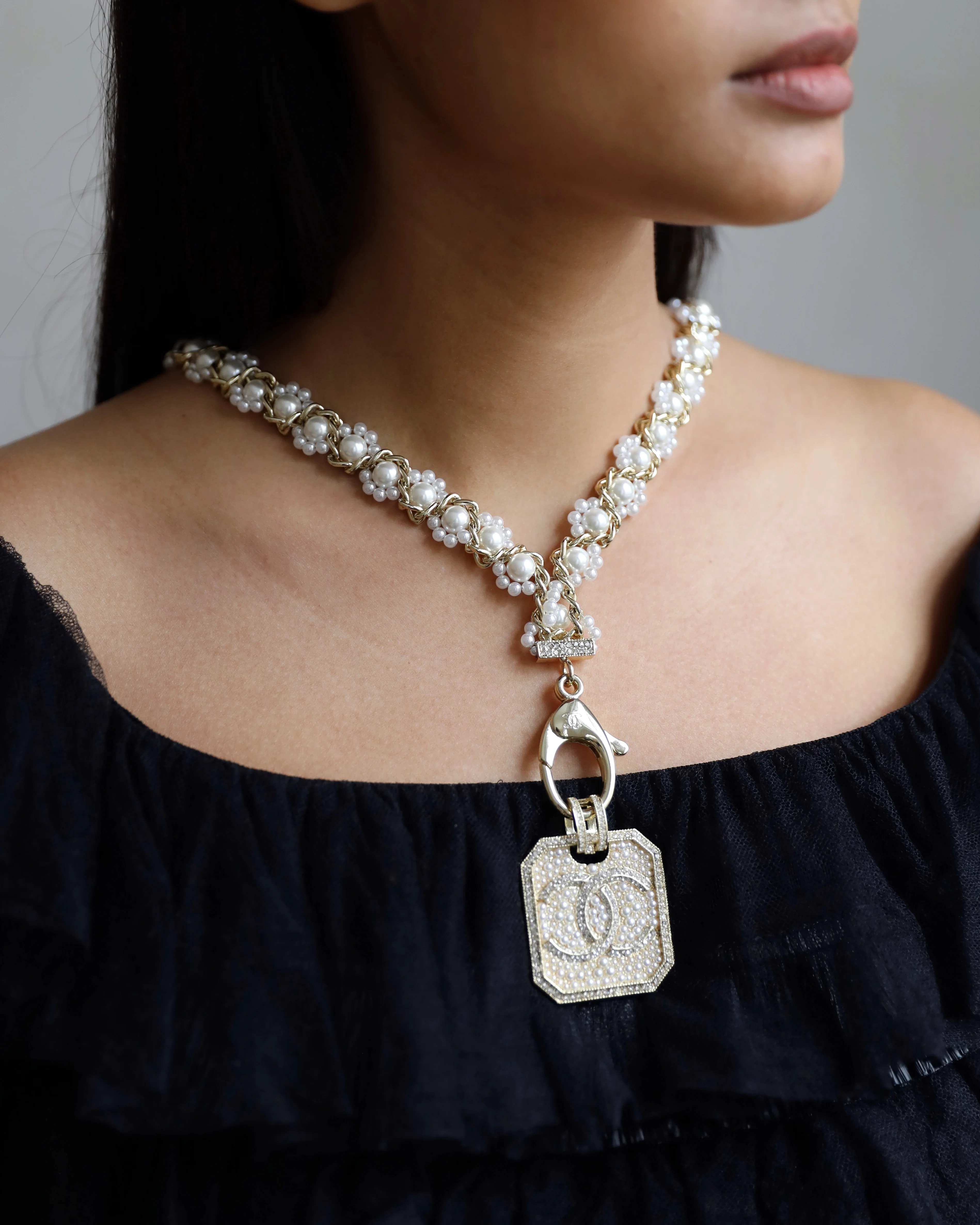 Chanel 17S Métiers d’Art Champagne Gold Medallion CC Pearl Necklace