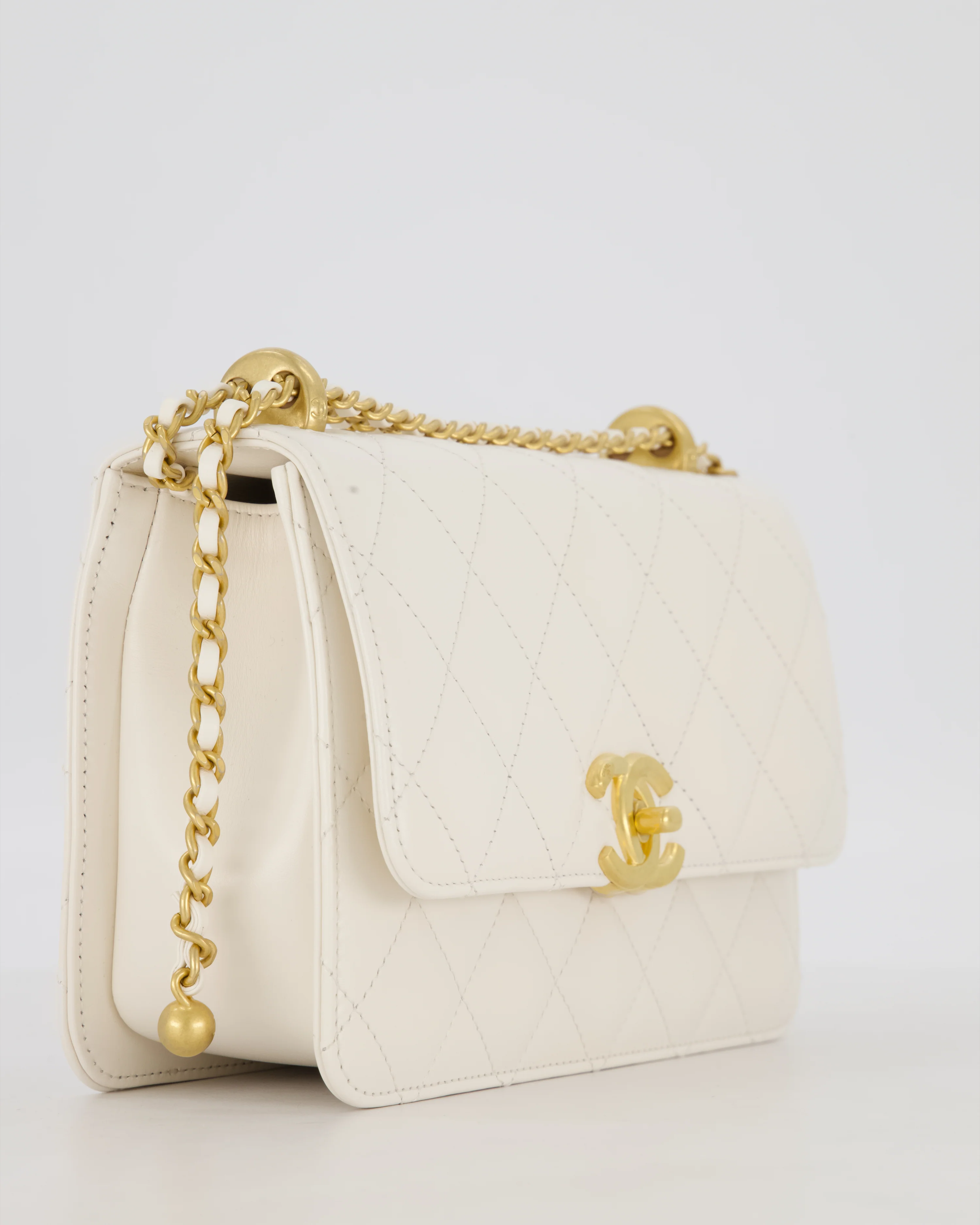 Chanel 21/A White Small Quilted Flap Bag with CC Logo Chain Detail - Image 10