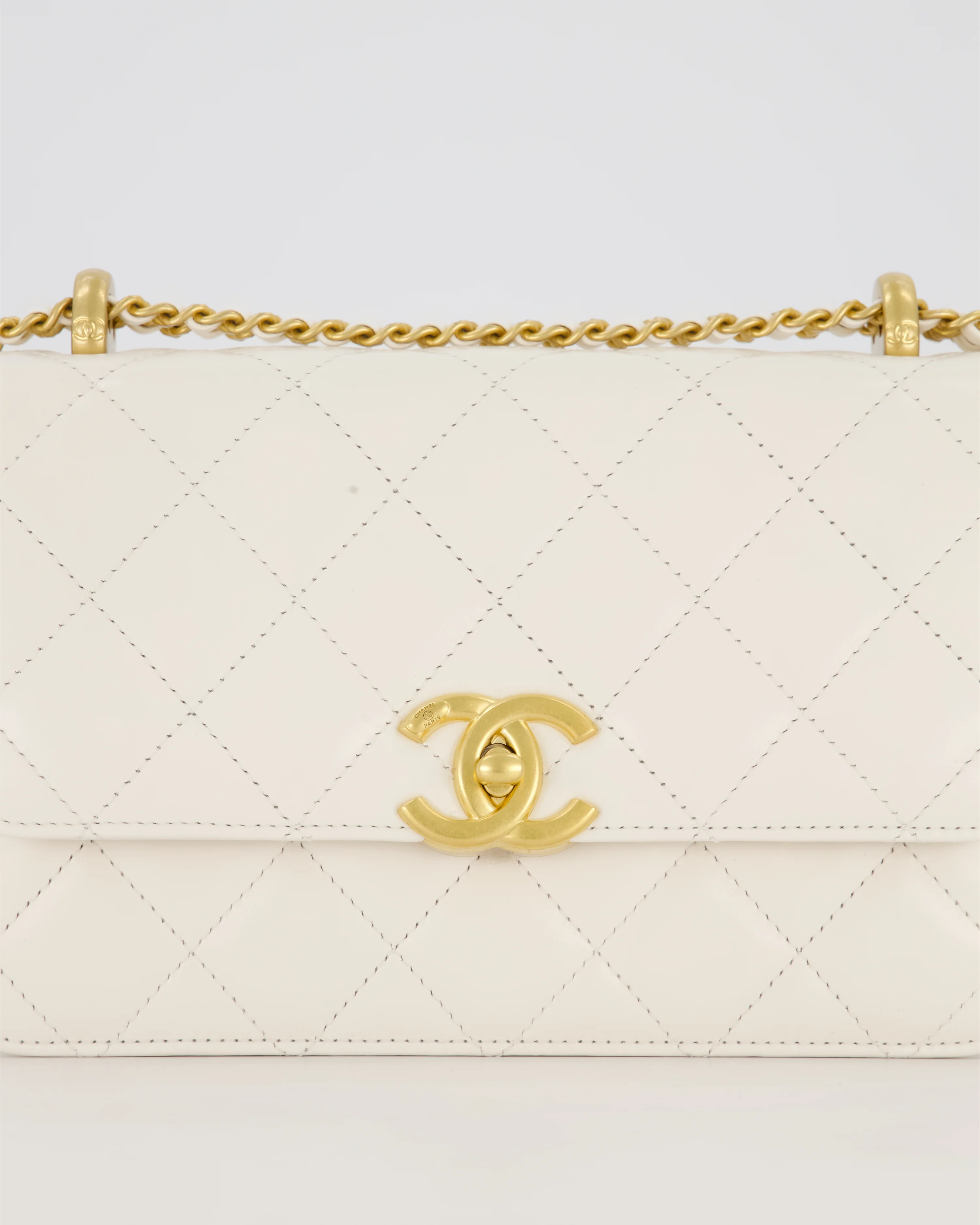 Chanel 21/A White Small Quilted Flap Bag with CC Logo Chain Detail - Image 14