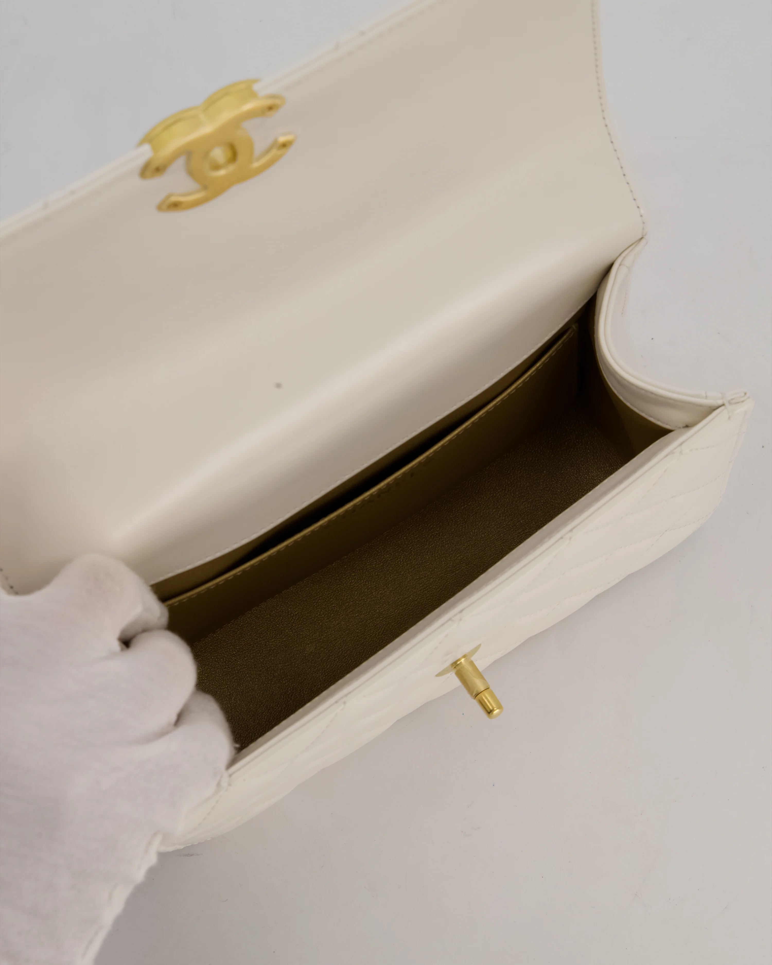 Chanel 21/A White Small Quilted Flap Bag with CC Logo Chain Detail - Image 16