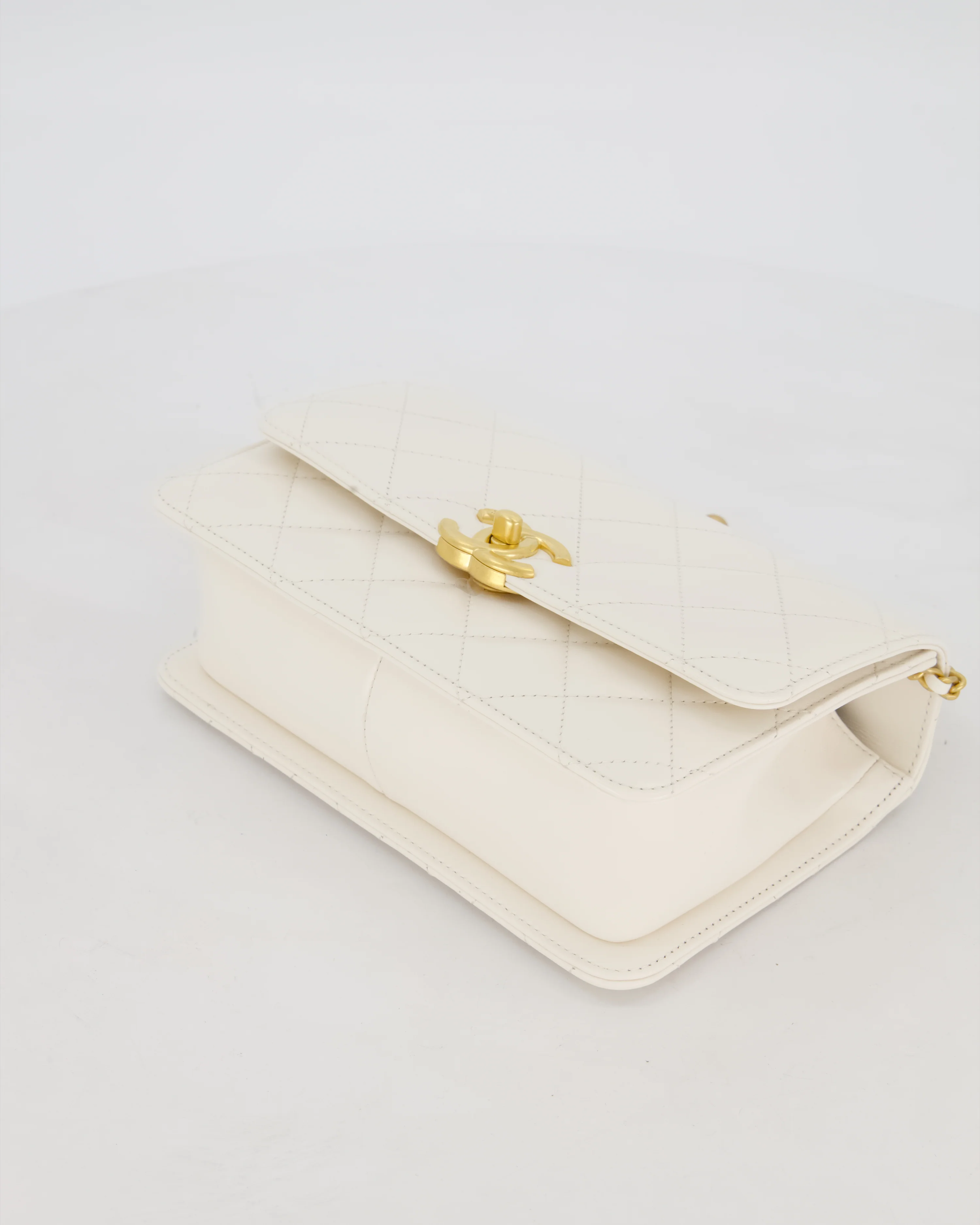 Chanel 21/A White Small Quilted Flap Bag with CC Logo Chain Detail - Image 19
