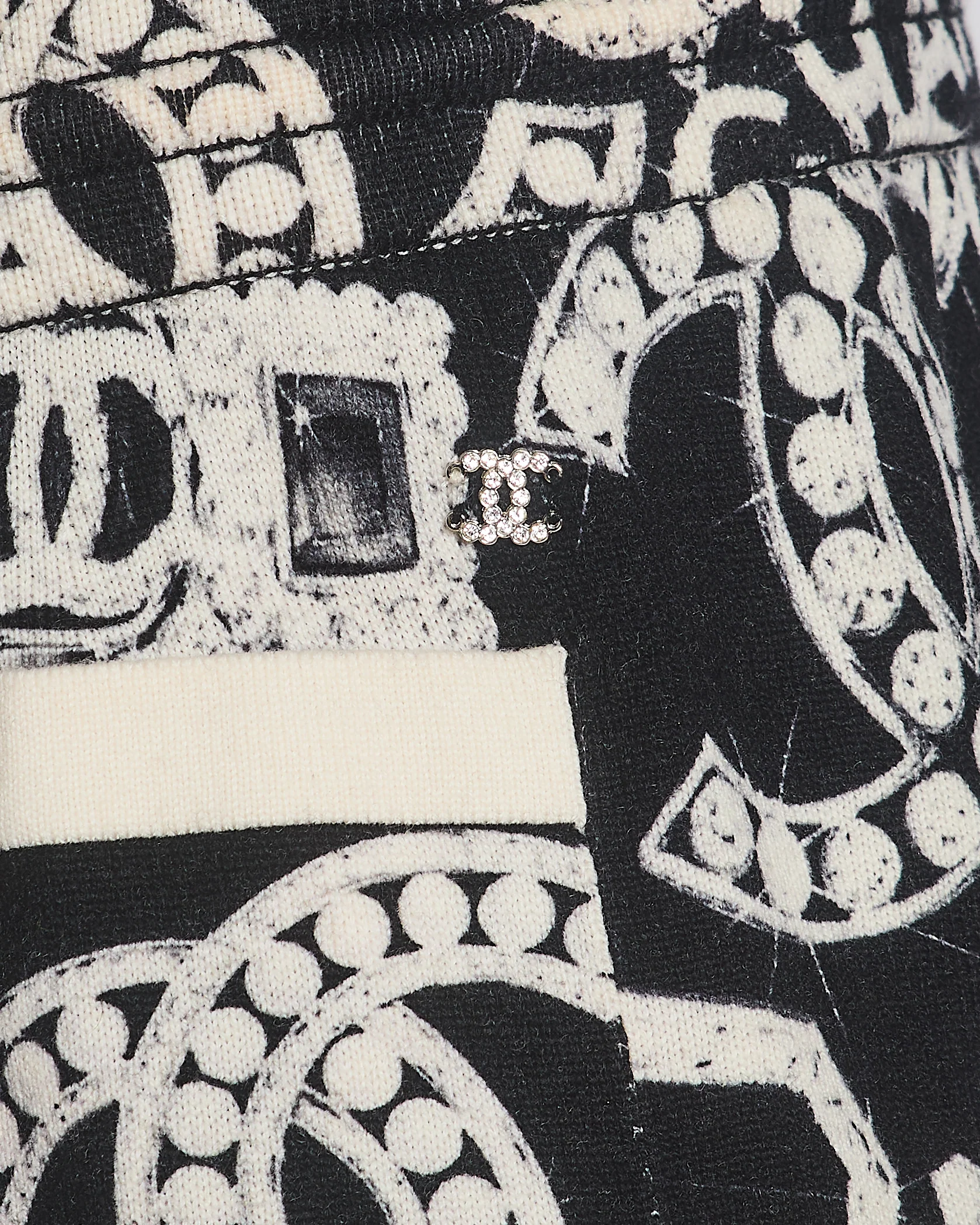 Chanel 23/N Coco Neige Black & White Jogging Pants with Logo Pattern & Crystal CC Detail Size FR 36 (UK 8) - Image 4