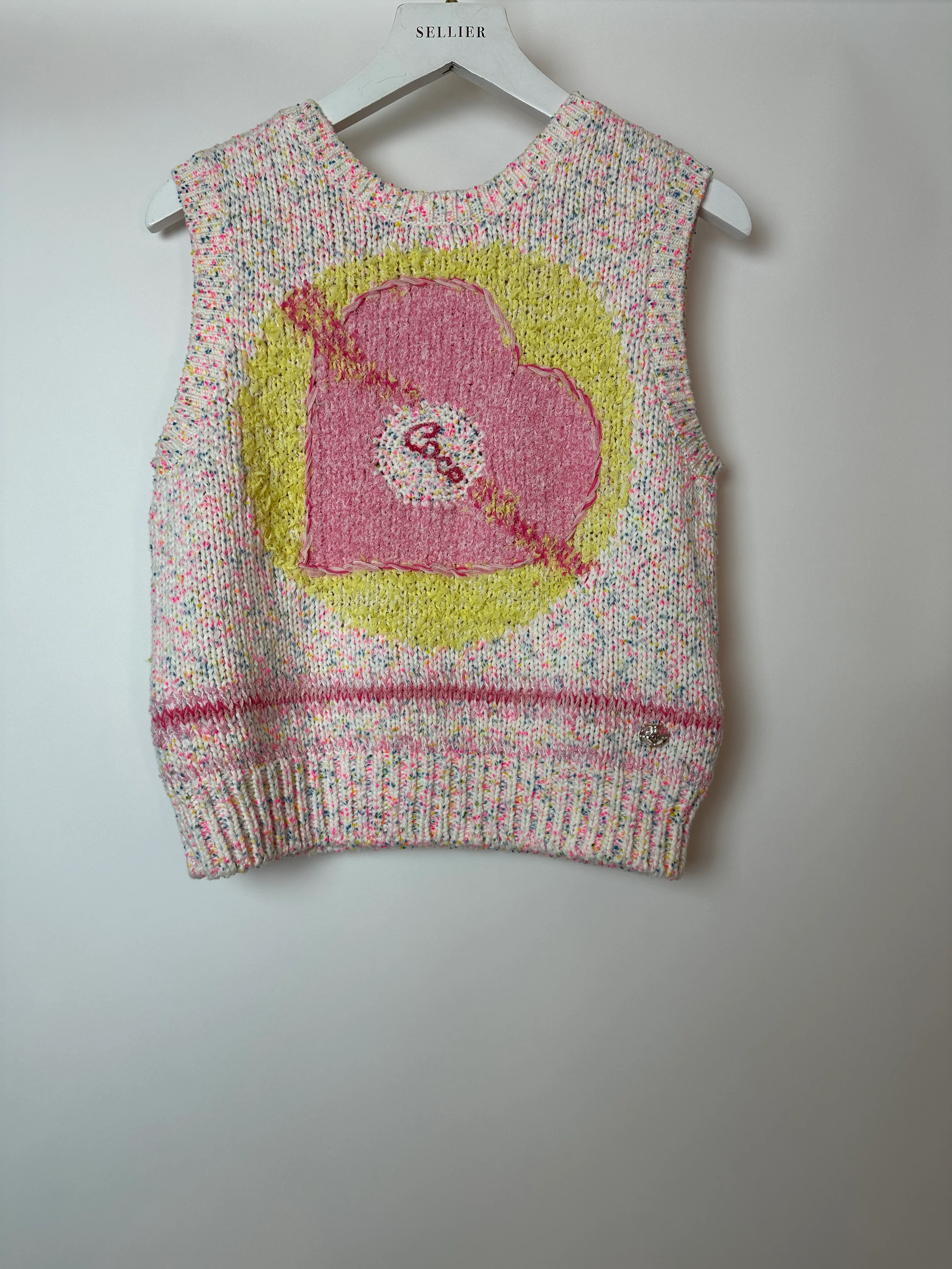 Chanel 24C Resort Pastel Pink & Yellow Sleeveless Knit Jumper and Shorts Set with Cupid Heart "Coco" Detail Top Size FR 34 (UK 6) - Image 15