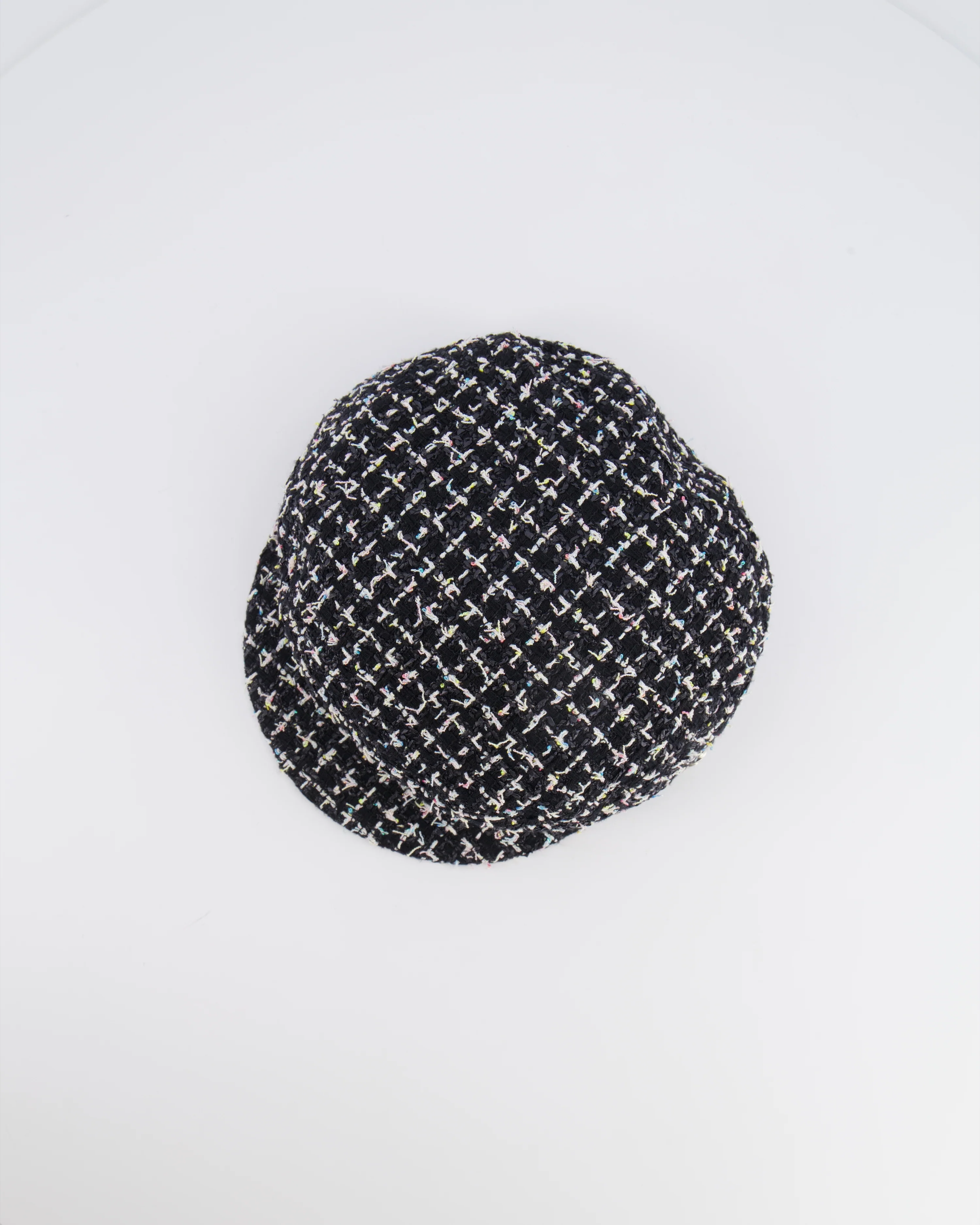 Chanel 24P Black and White Tweed Newsboy Hat with Multi-Colour Threads and Silver Twisted CC Logo Buttons with Front Lambskin Leather Fringe Detail Size S - Image 3