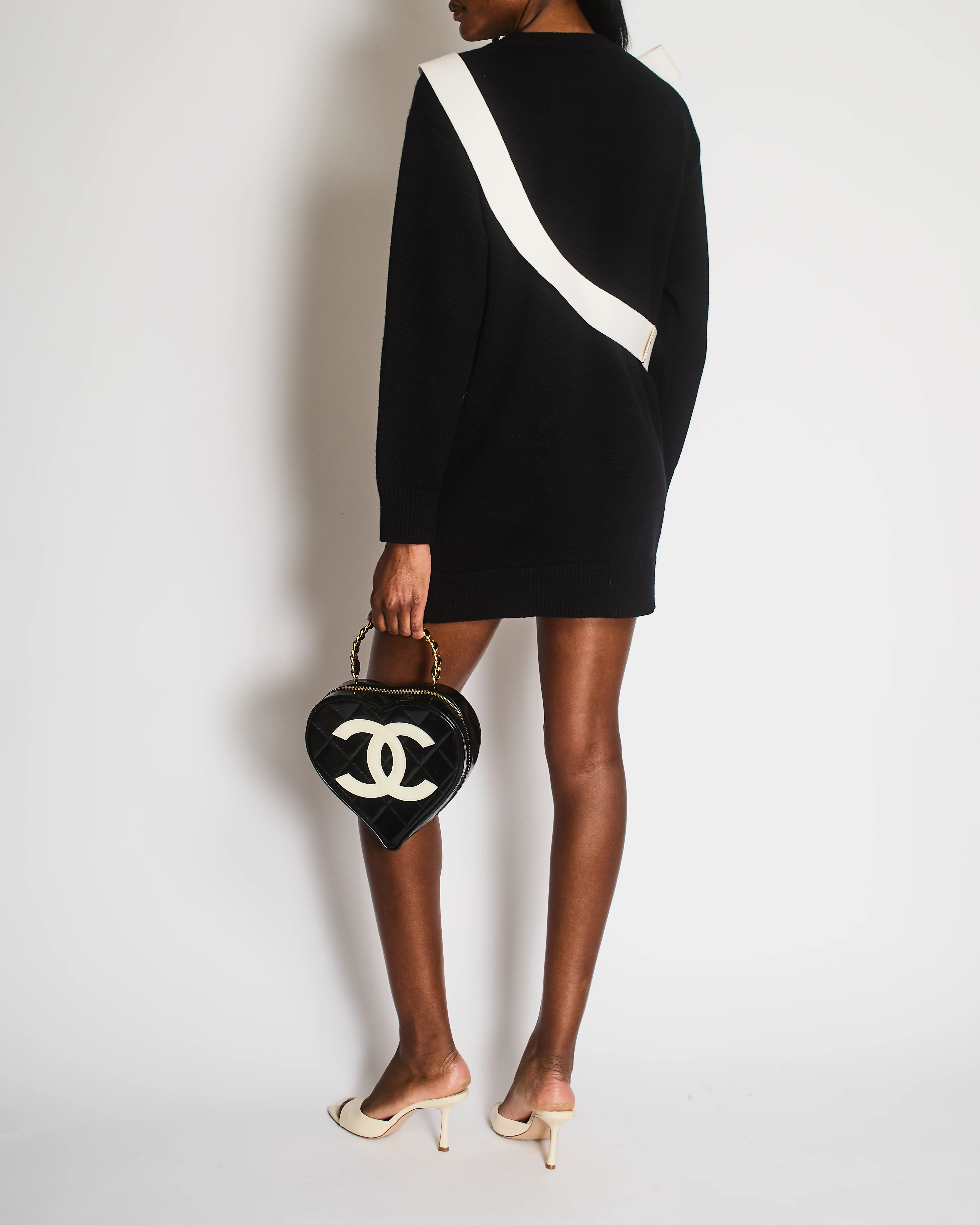 Chanel 25AW Black Cashmere Knitted Short-Sleeved Long Sleeve Dress with Ivory Long Bow Detail Size FR 38 (UK 10) - Image 4