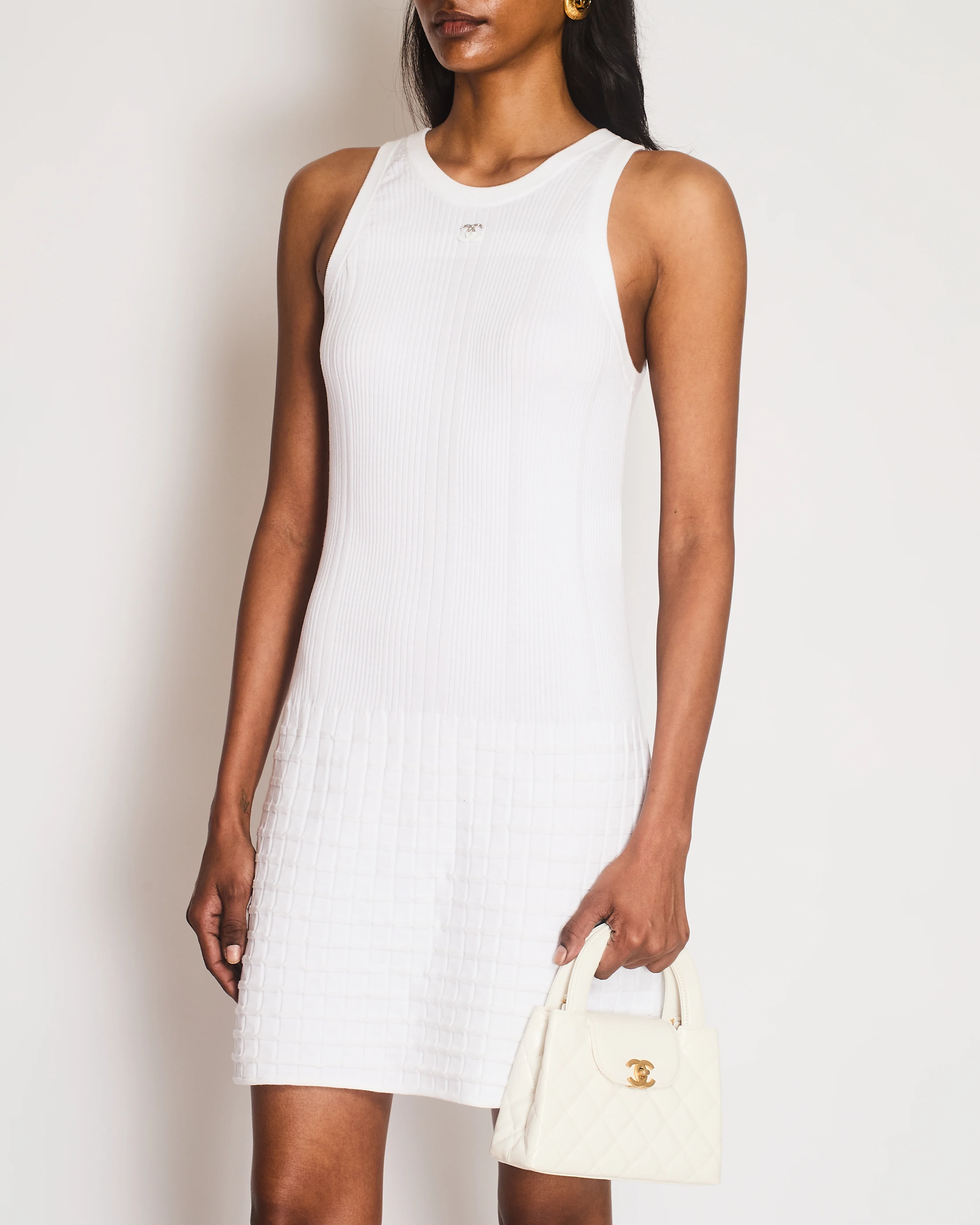 Chanel 25P White Ribbed Sleeveless Mini Dress with Textured Skirt and Silver and White CC Logo Size FR 40 (UK 12) - Image 2