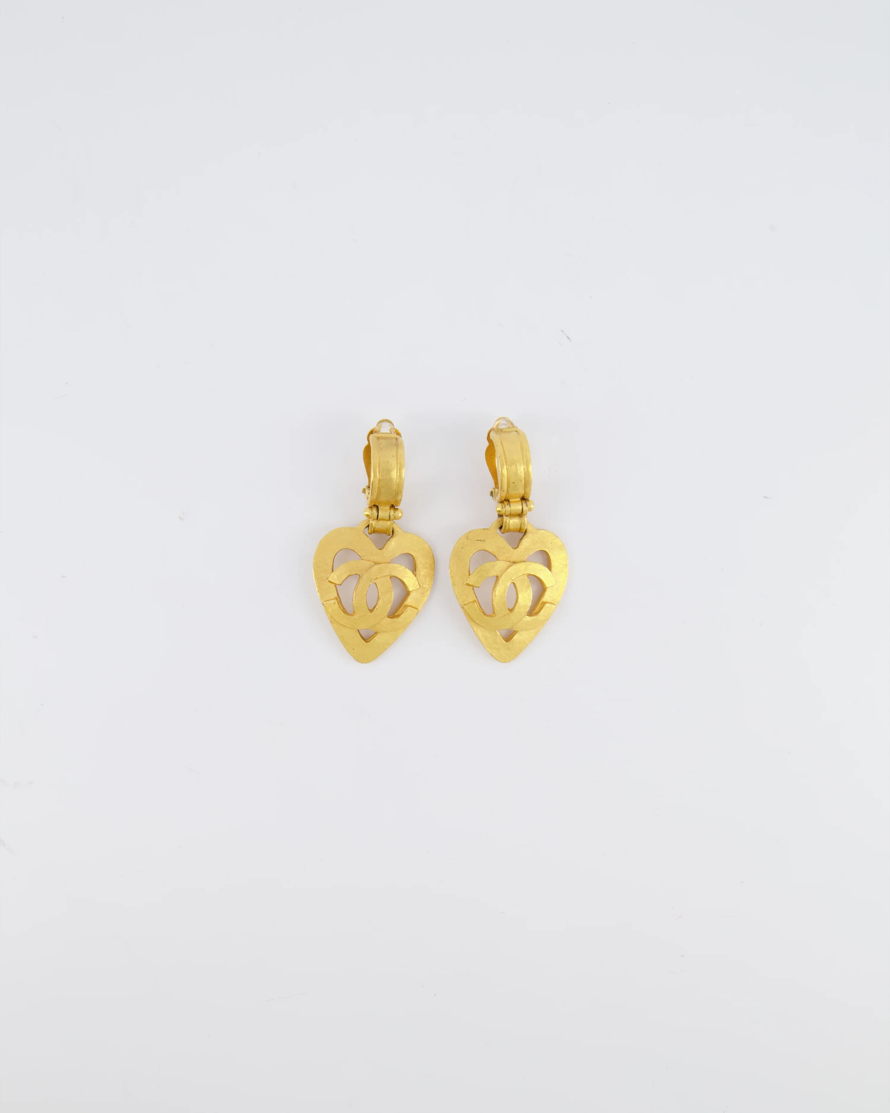 Chanel 95P Vintage Brushed Gold Heart CC Logo Pendant Clip-On Earrings - Image 2