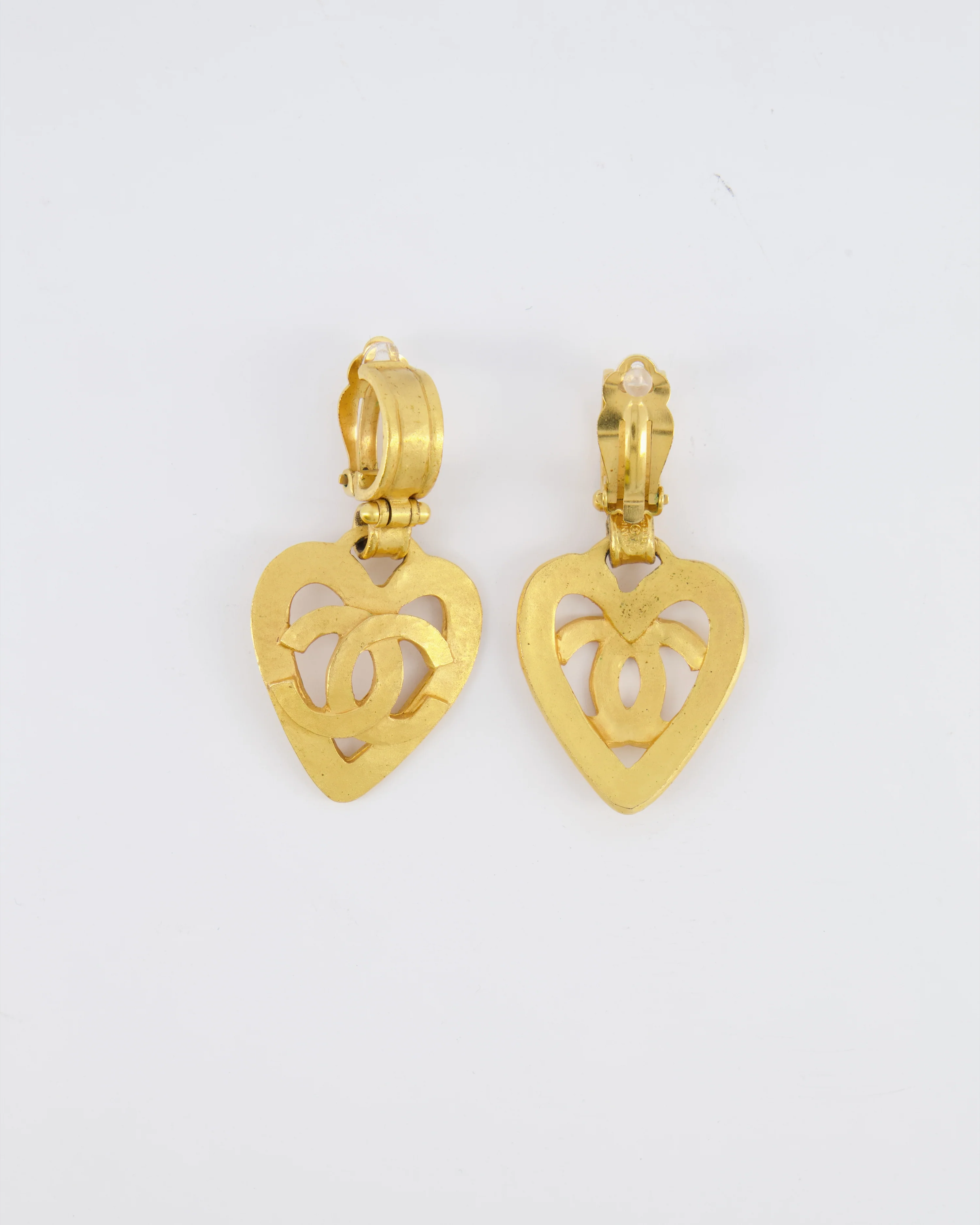 Chanel 95P Vintage Brushed Gold Heart CC Logo Pendant Clip-On Earrings - Image 3