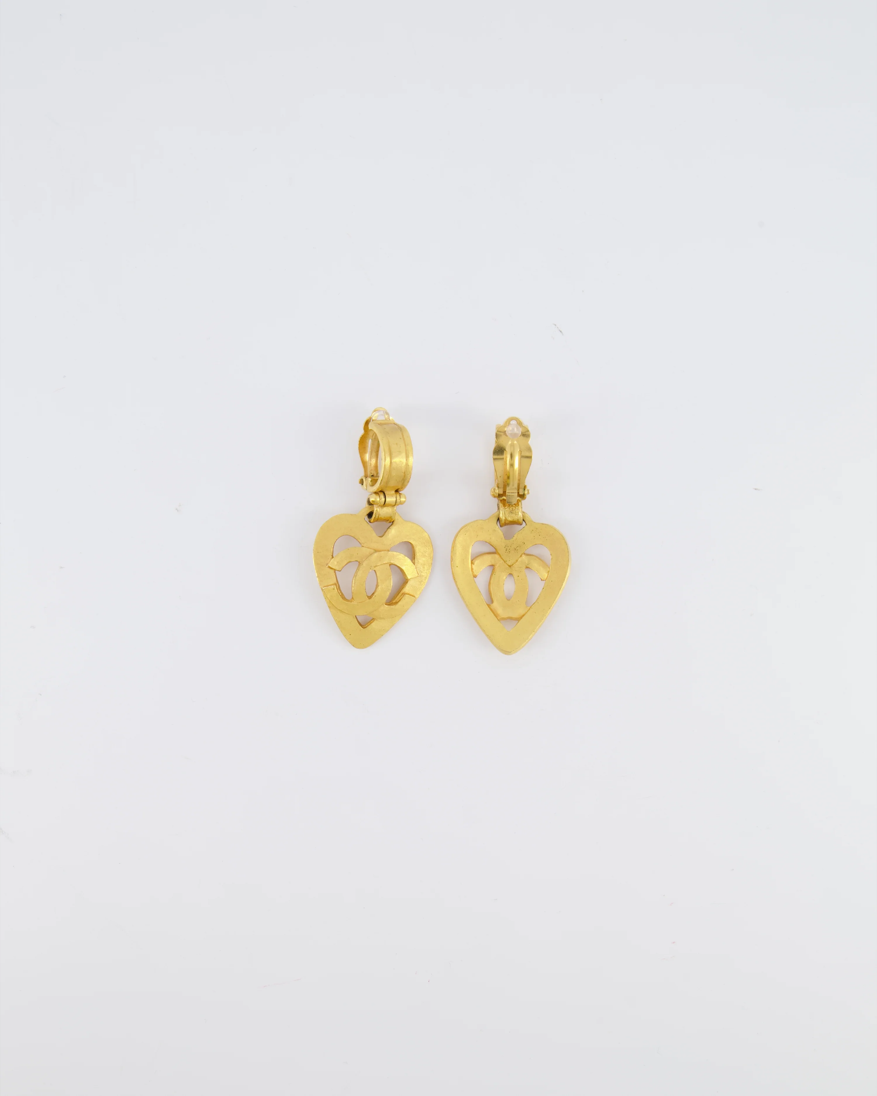 Chanel 95P Vintage Brushed Gold Heart CC Logo Pendant Clip-On Earrings - Image 4