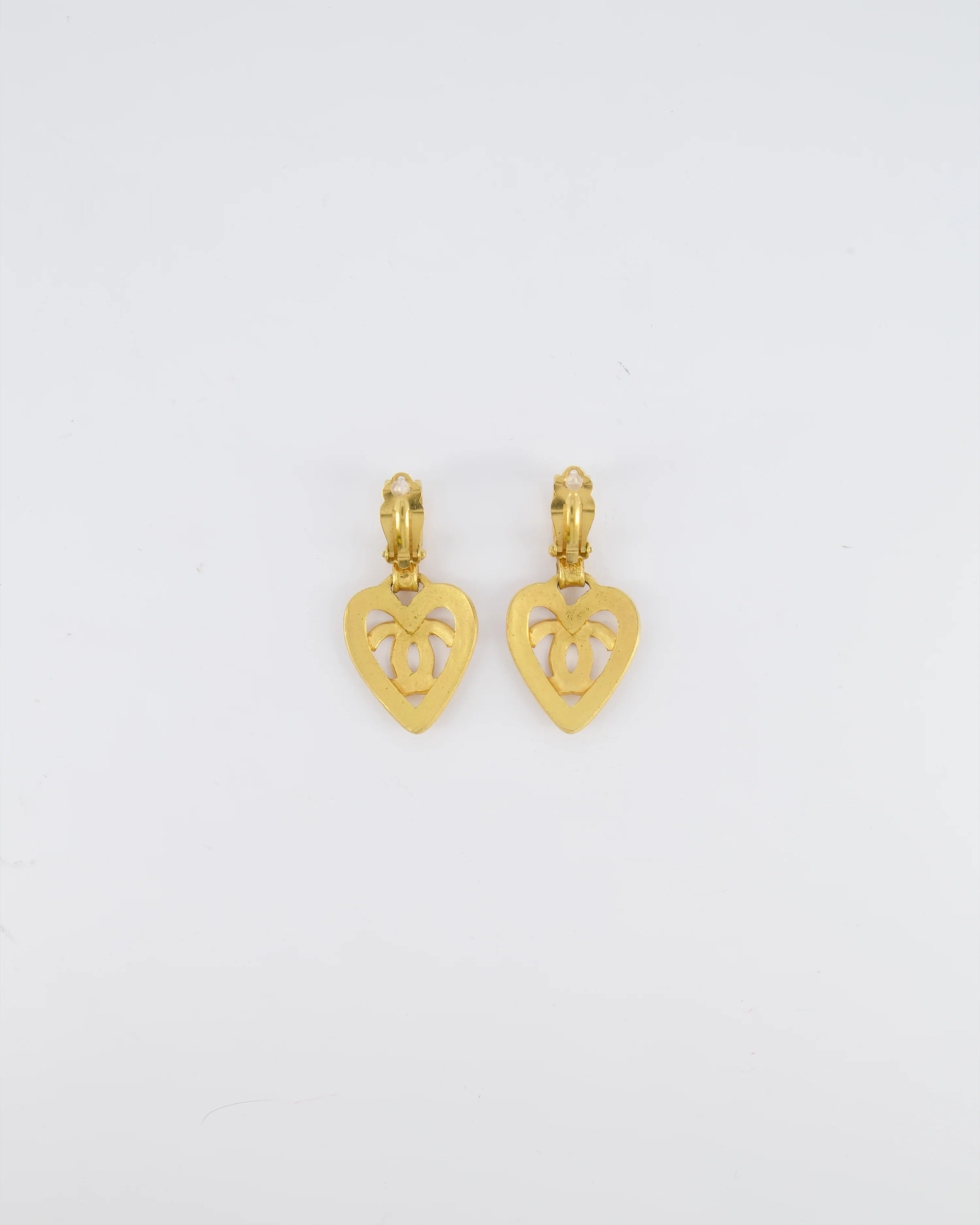 Chanel 95P Vintage Brushed Gold Heart CC Logo Pendant Clip-On Earrings - Image 5