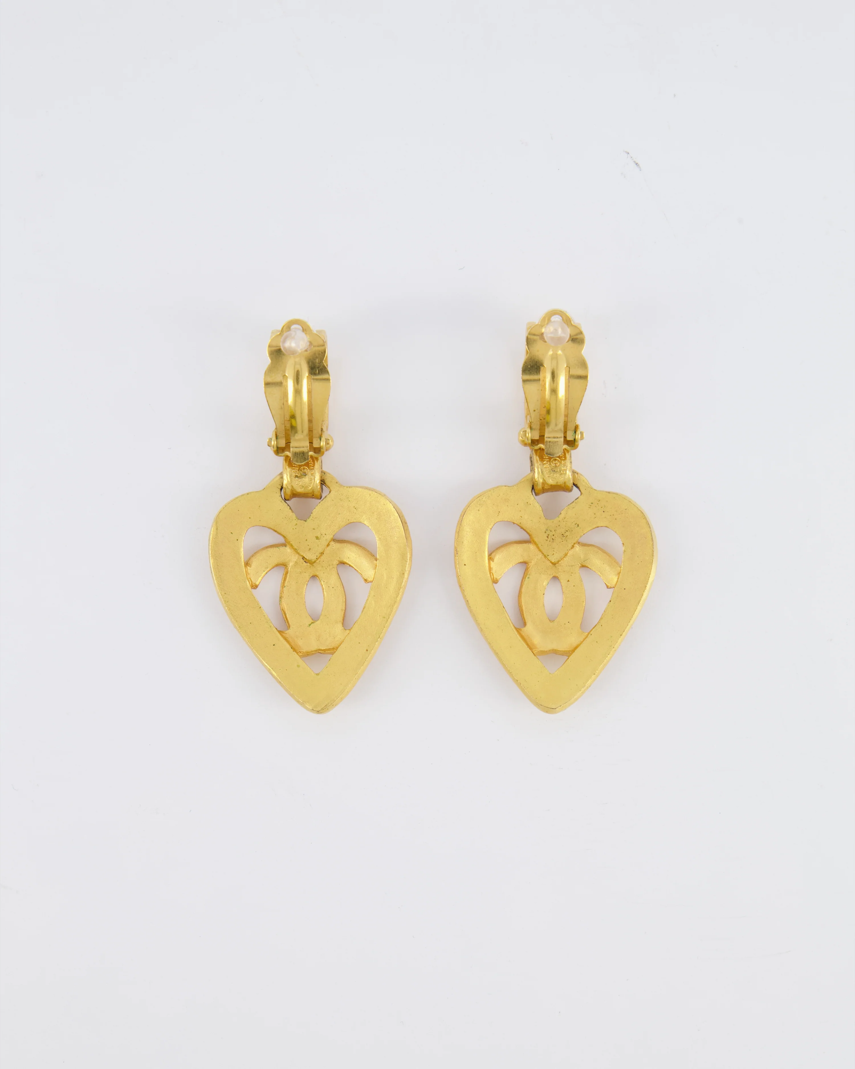 Chanel 95P Vintage Brushed Gold Heart CC Logo Pendant Clip-On Earrings - Image 6