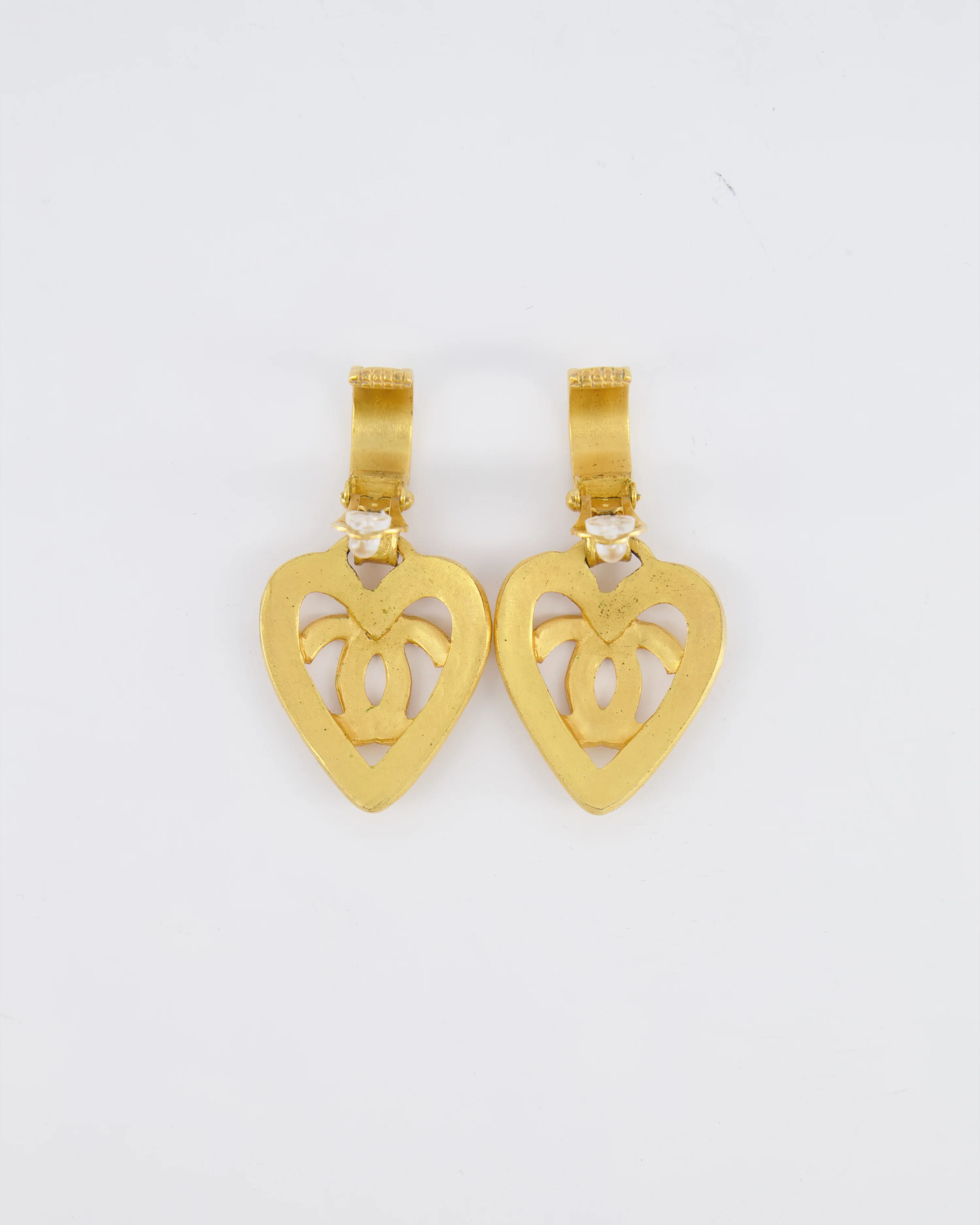 Chanel 95P Vintage Brushed Gold Heart CC Logo Pendant Clip-On Earrings - Image 7