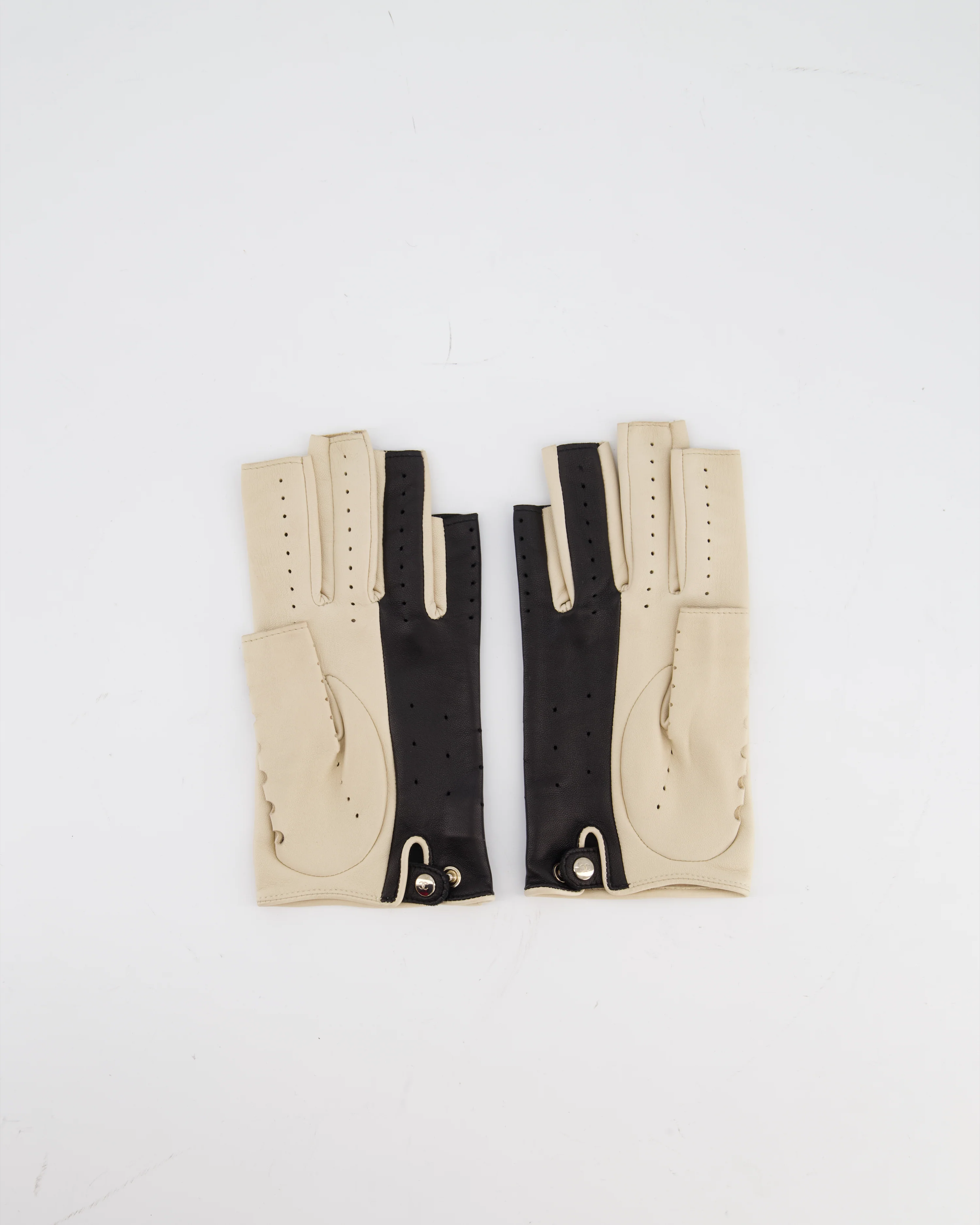 Chanel Black and Beige Perforated Fingerless Leather Gloves Size 7.5 - Image 4