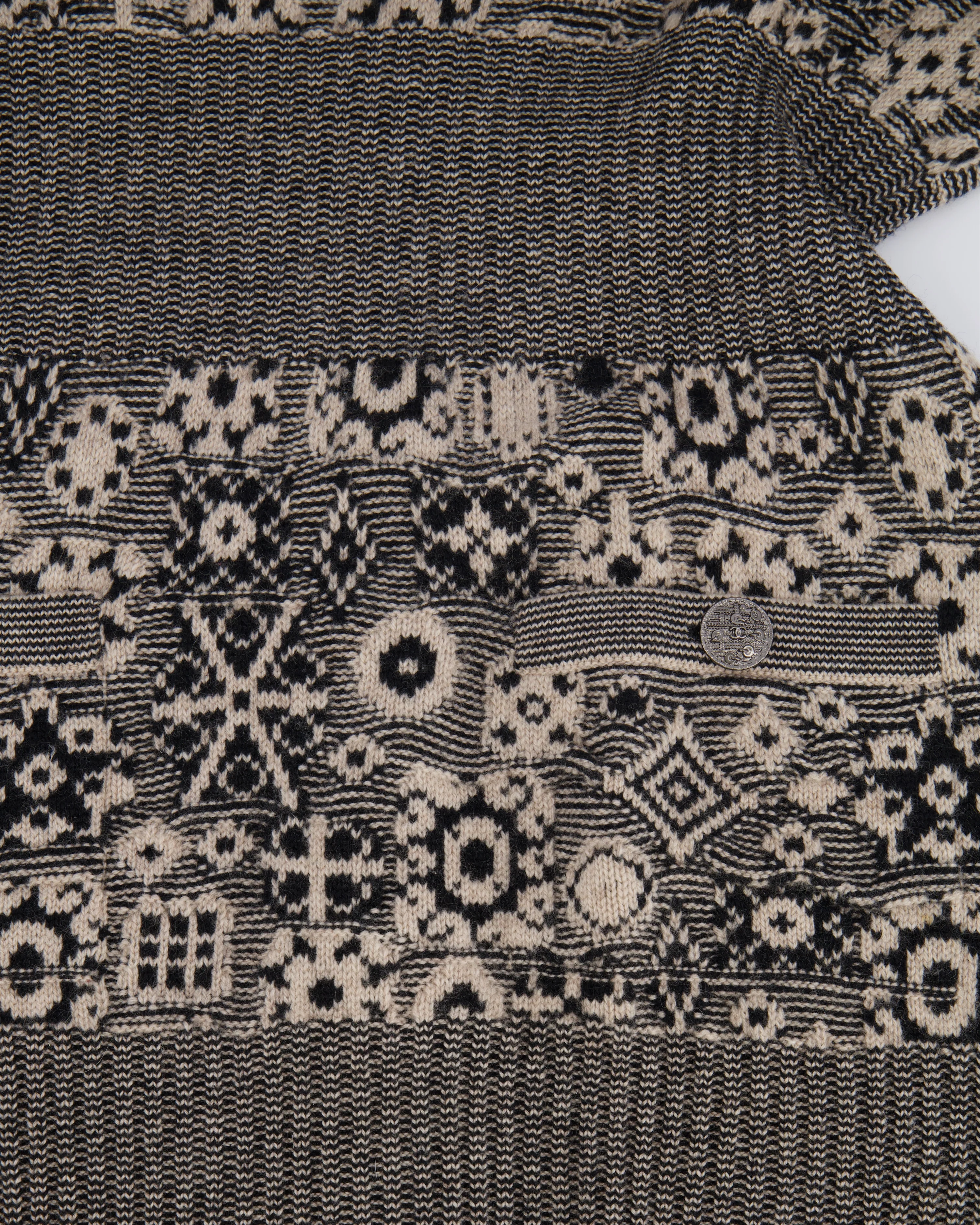 Chanel Fall 2011 Black and Cream Cashmere Abstract Print Top with Silver Textured CC Logo Buttons Size FR 36 (UK 8) - Image 8