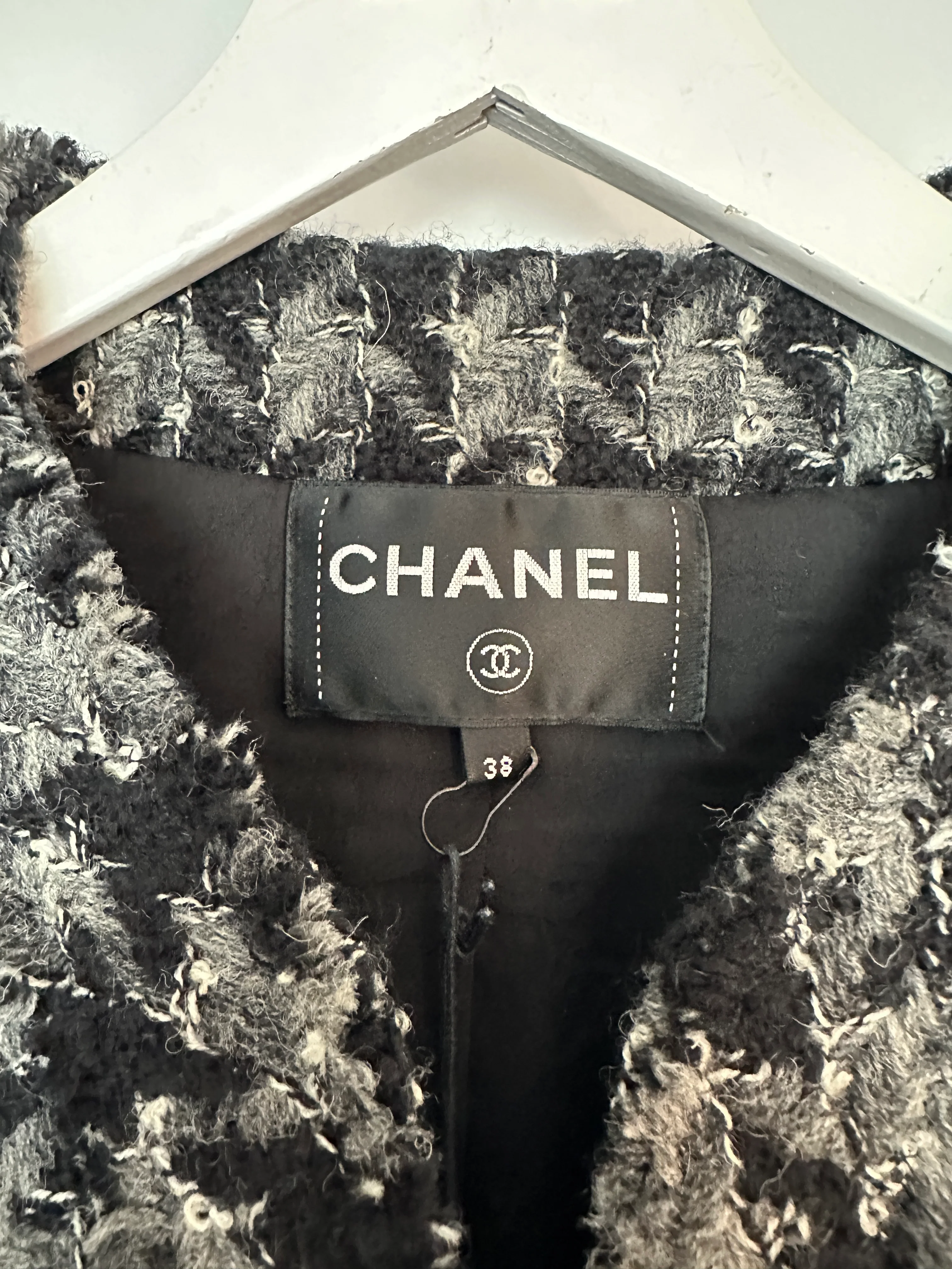 Chanel Black, Grey Tweed Large Houndstooth Jacket with Front Pockets and Black Leather Button Details, Size FR 38 (UK 10) - Image 10