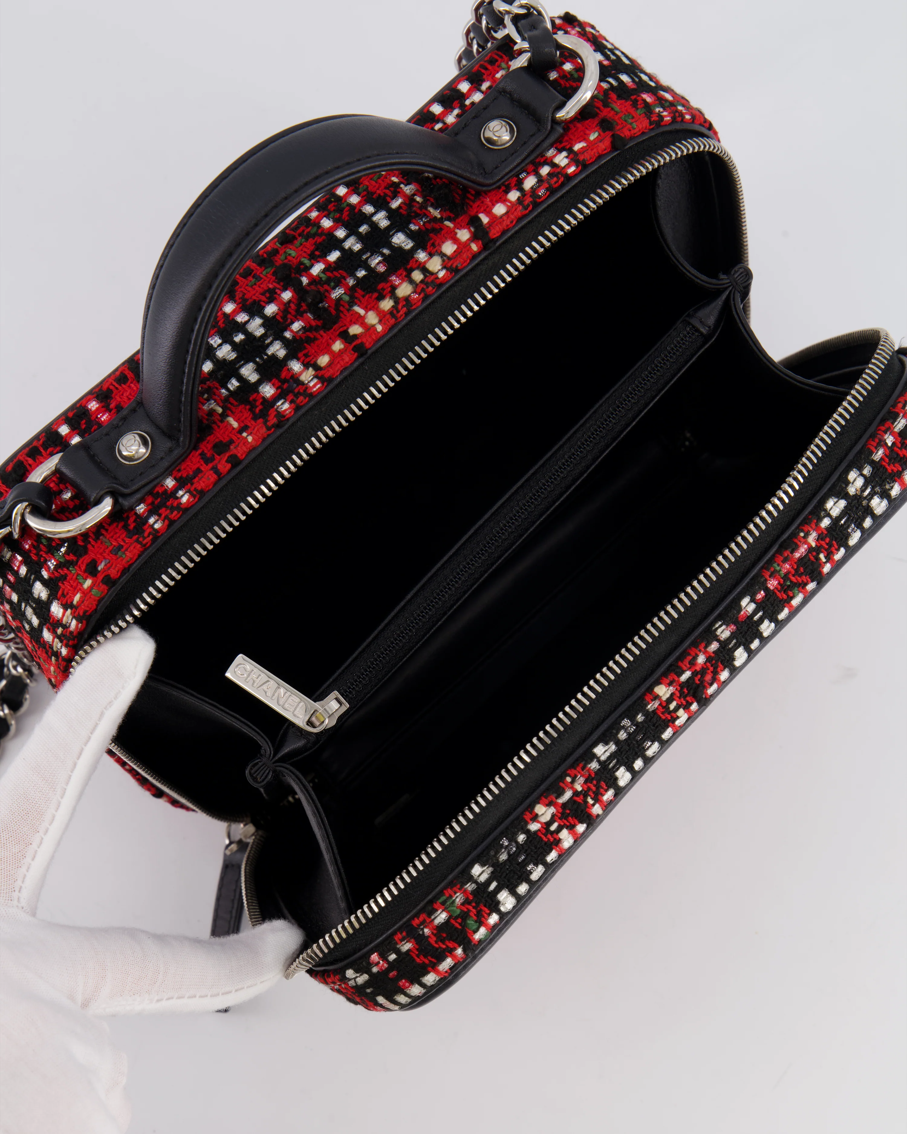 Chanel Black and Red Medium CC Filigree Vanity Case Bag in Tweed with Silver Hardware and Chain Detail - Image 23