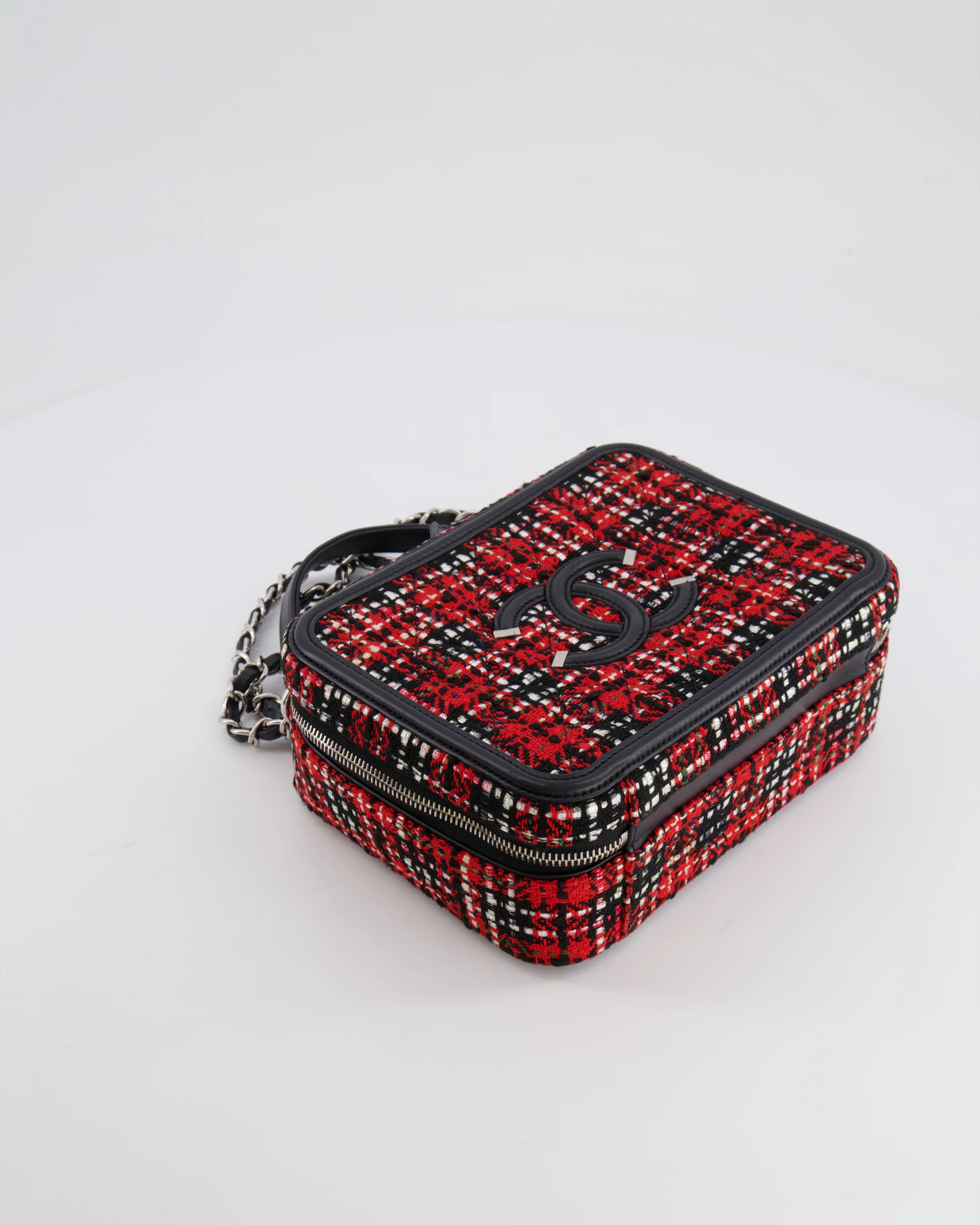 Chanel Black and Red Medium CC Filigree Vanity Case Bag in Tweed with Silver Hardware and Chain Detail - Image 24
