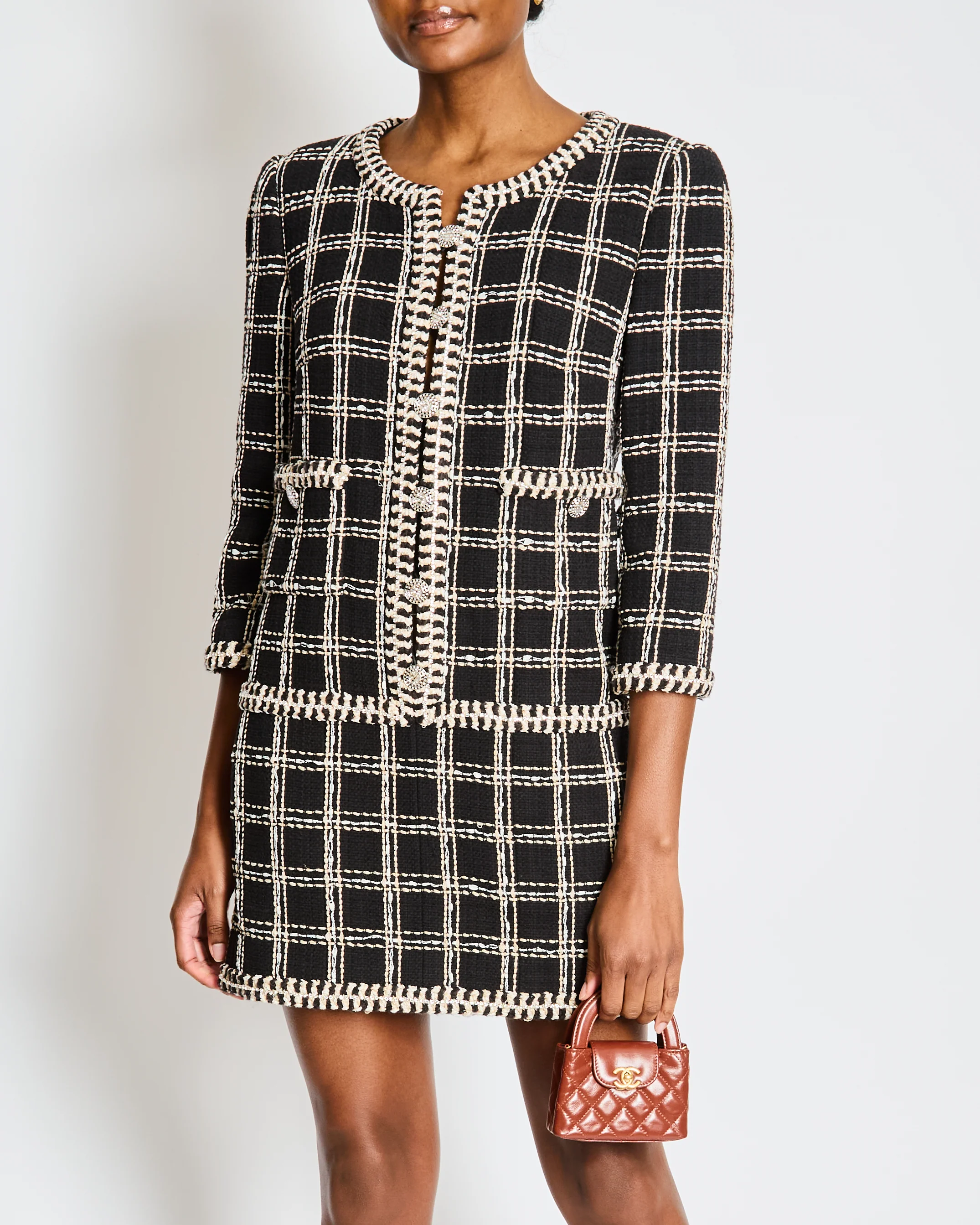 Chanel Cruise 2023 Black and White Tweed Mini Dress with Crystal Contrast Trim and Embellished Buttons Size FR 38 (UK 10) - Image 2