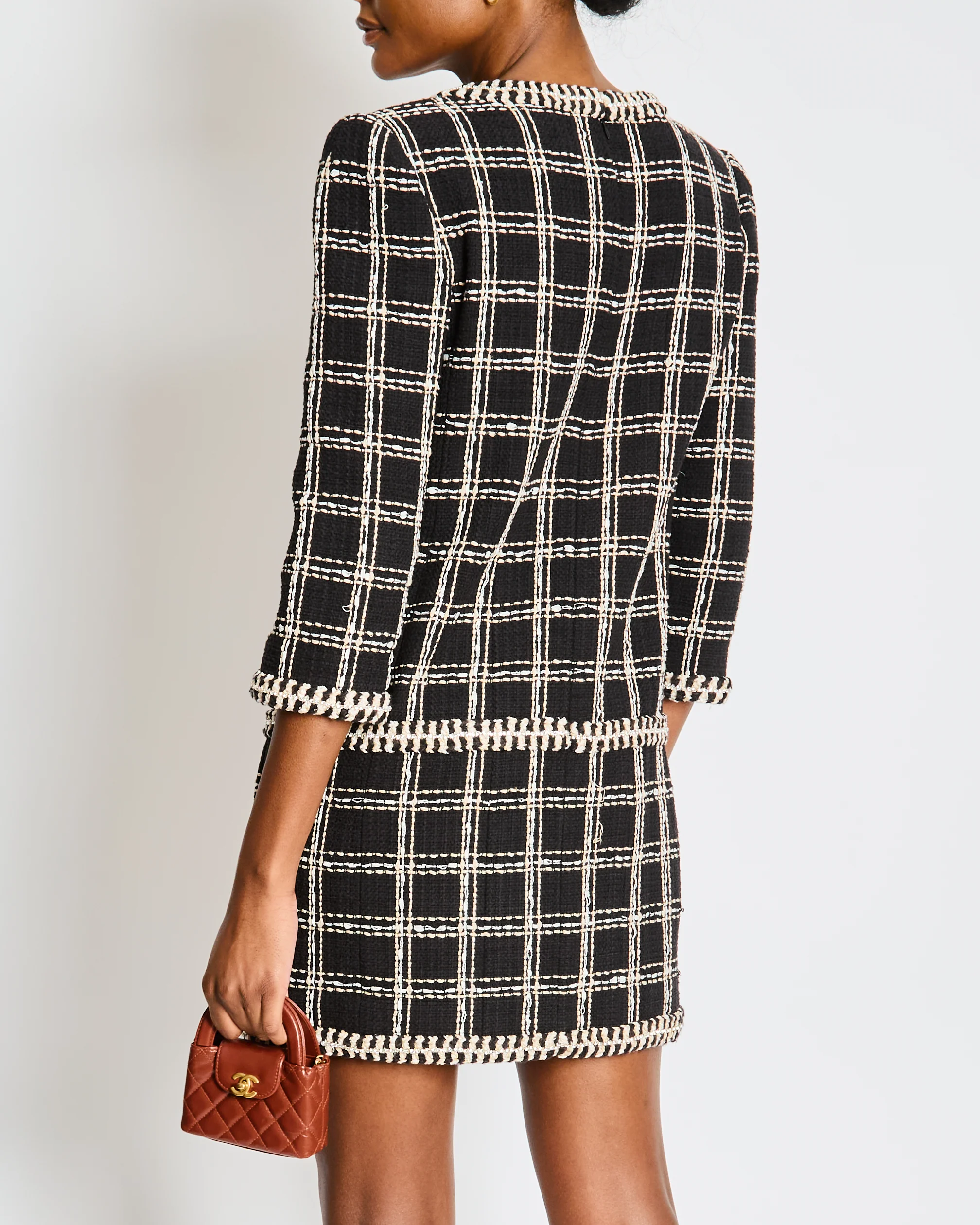 Chanel Cruise 2023 Black and White Tweed Mini Dress with Crystal Contrast Trim and Embellished Buttons Size FR 38 (UK 10) - Image 4