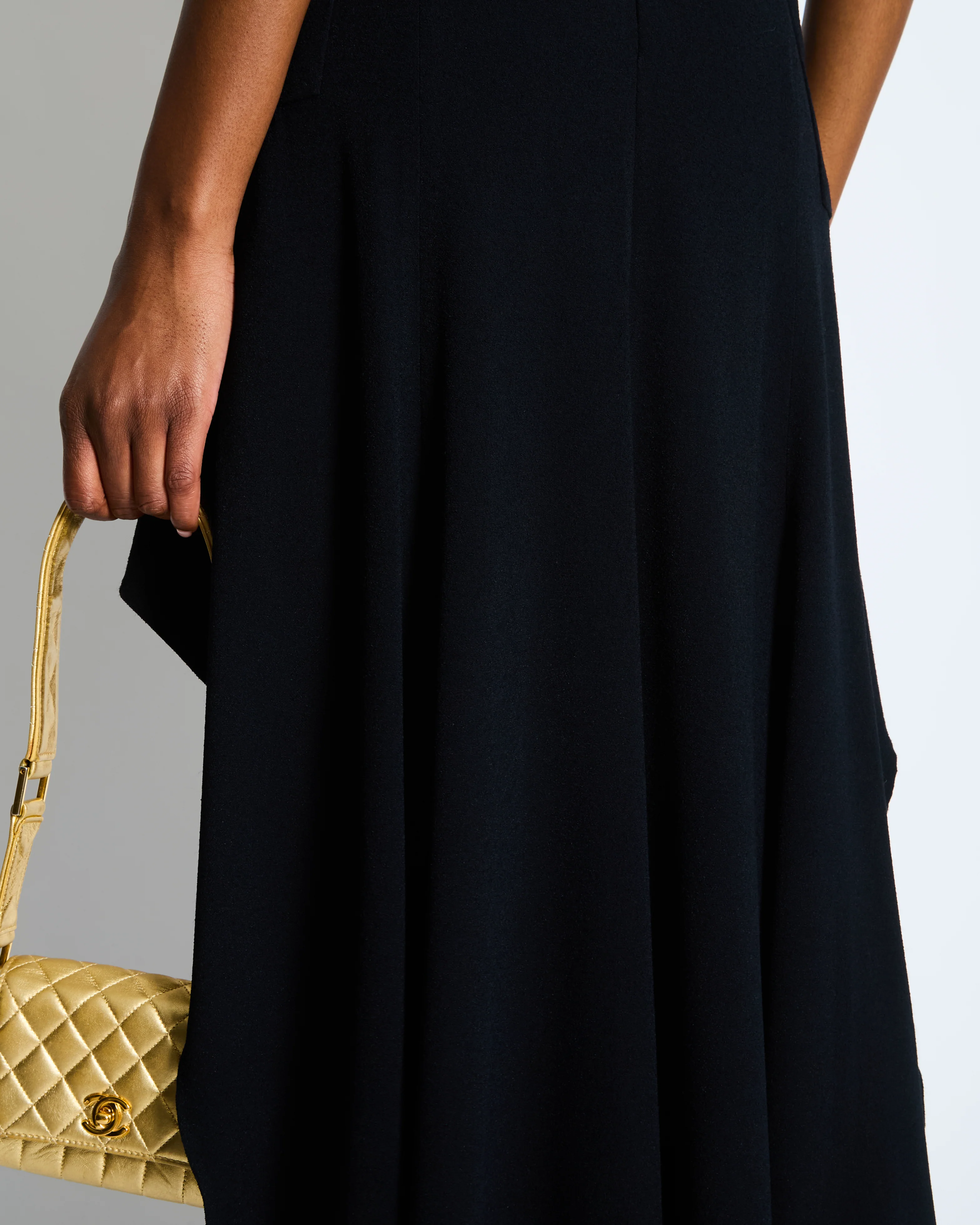 *RUNWAY* Chanel Métiers d'Art 2023 Black Front-Cropped Midi Skirt with Back Gold CC Logo Button Detail Size FR 34 (UK 6) - Image 4