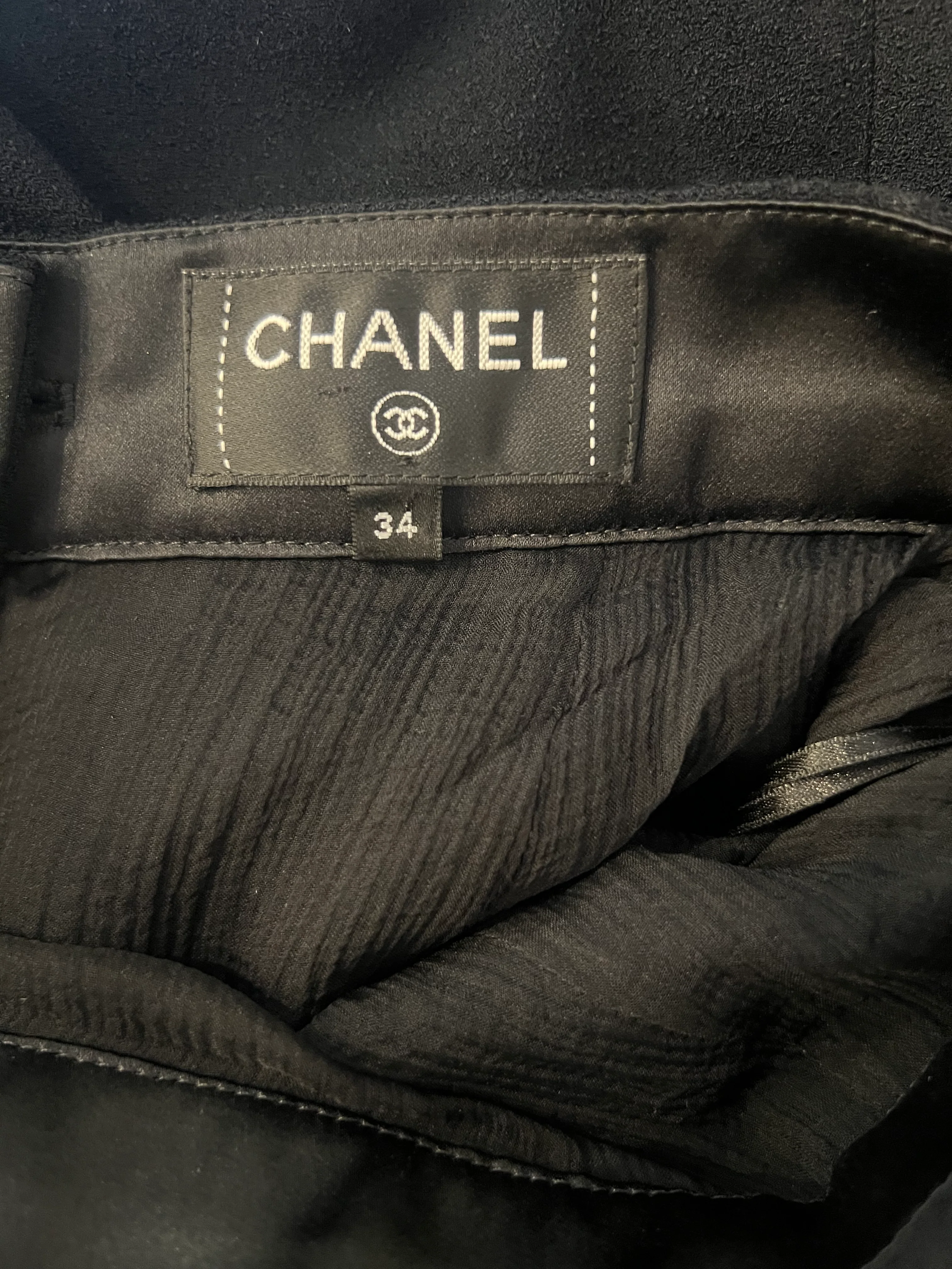 *RUNWAY* Chanel Métiers d'Art 2023 Black Front-Cropped Midi Skirt with Back Gold CC Logo Button Detail Size FR 34 (UK 6) - Image 6