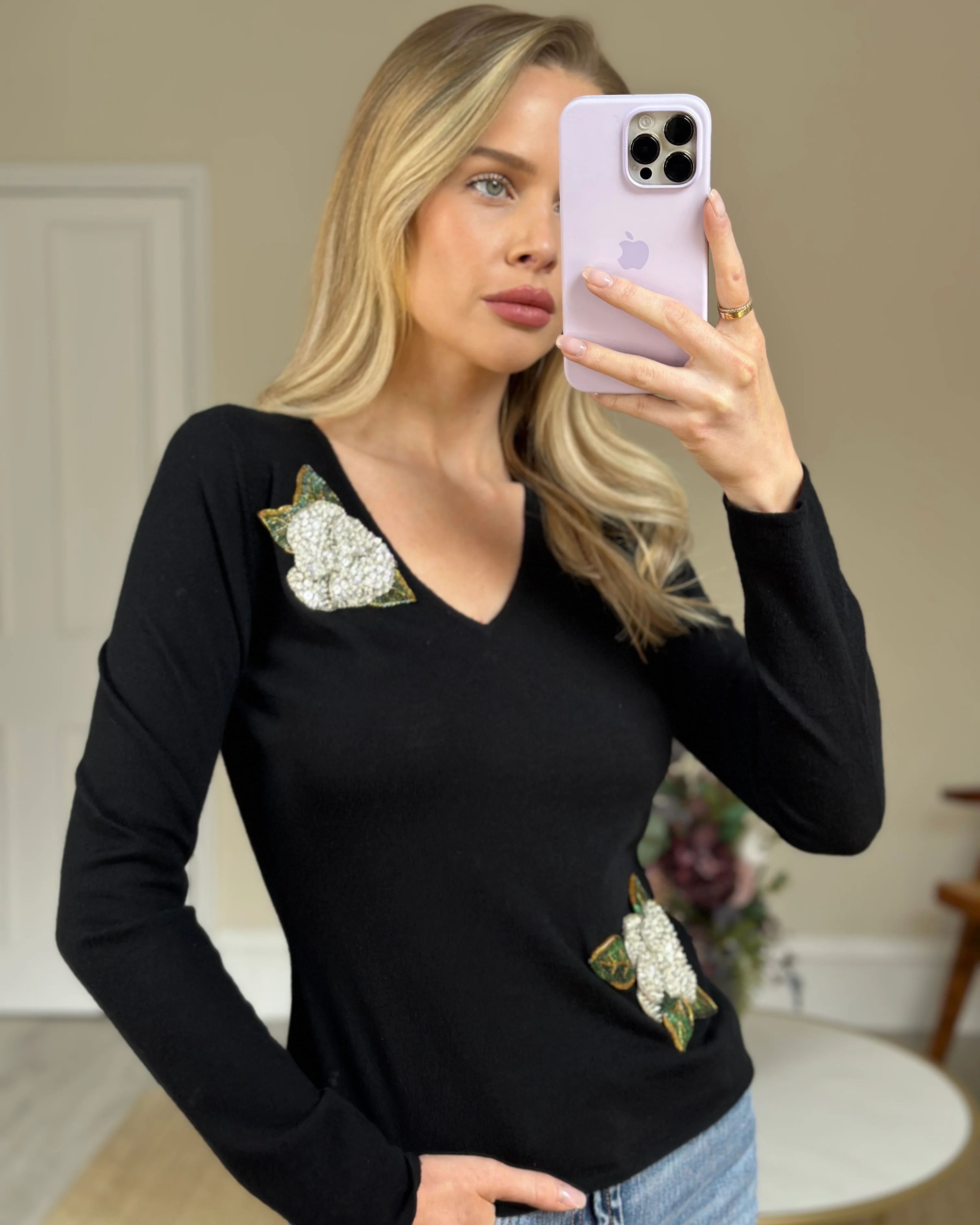 Chanel Black Cashmere V-Neck Jumper with Embellished Flowers FR 38 (UK 10) - Image 7