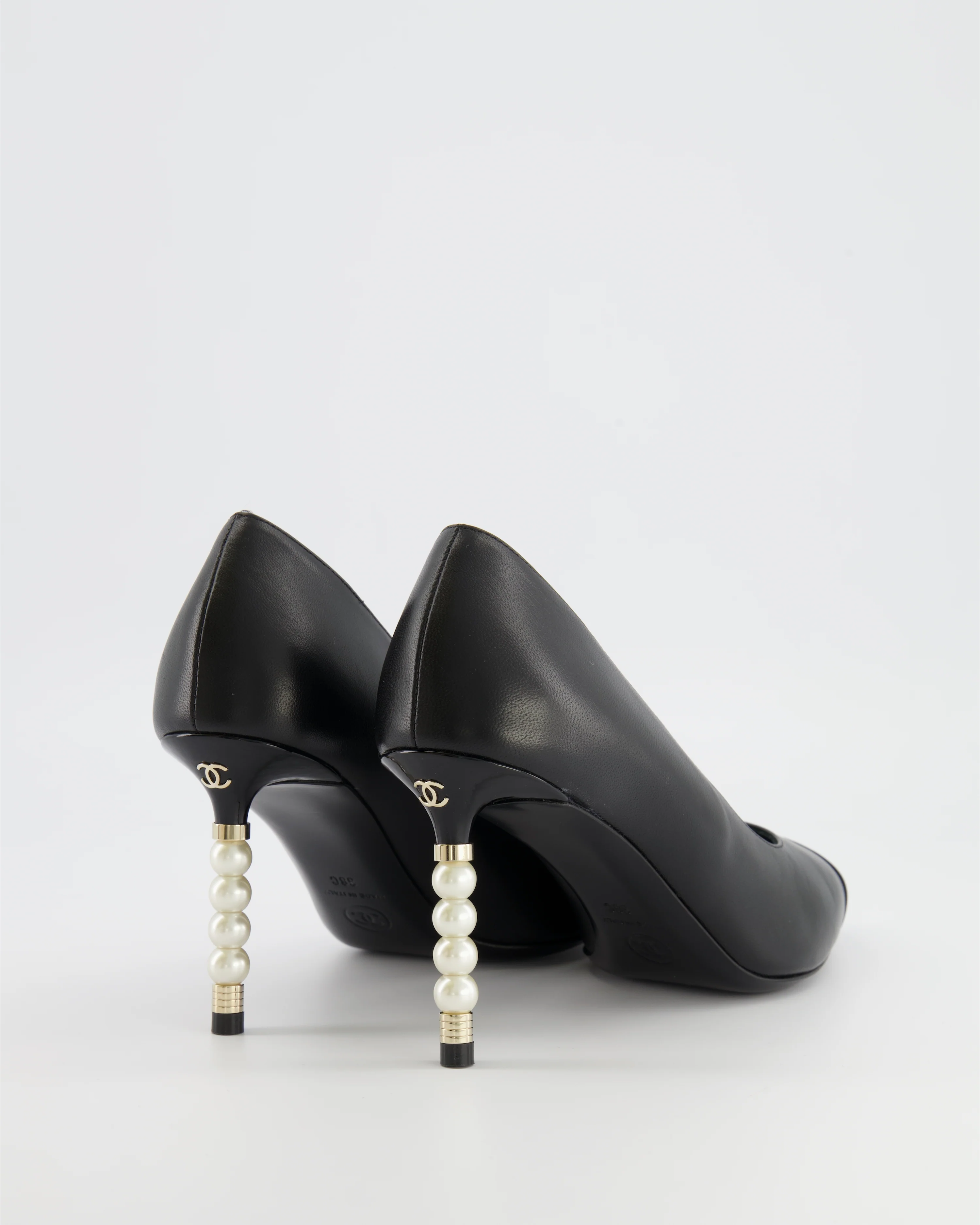 Chanel Black Leather Pumps with Patent Leather Toecap and Pearl Embellished Heel with Champagne Gold CC Logo Detail Size EU 38C - Image 3
