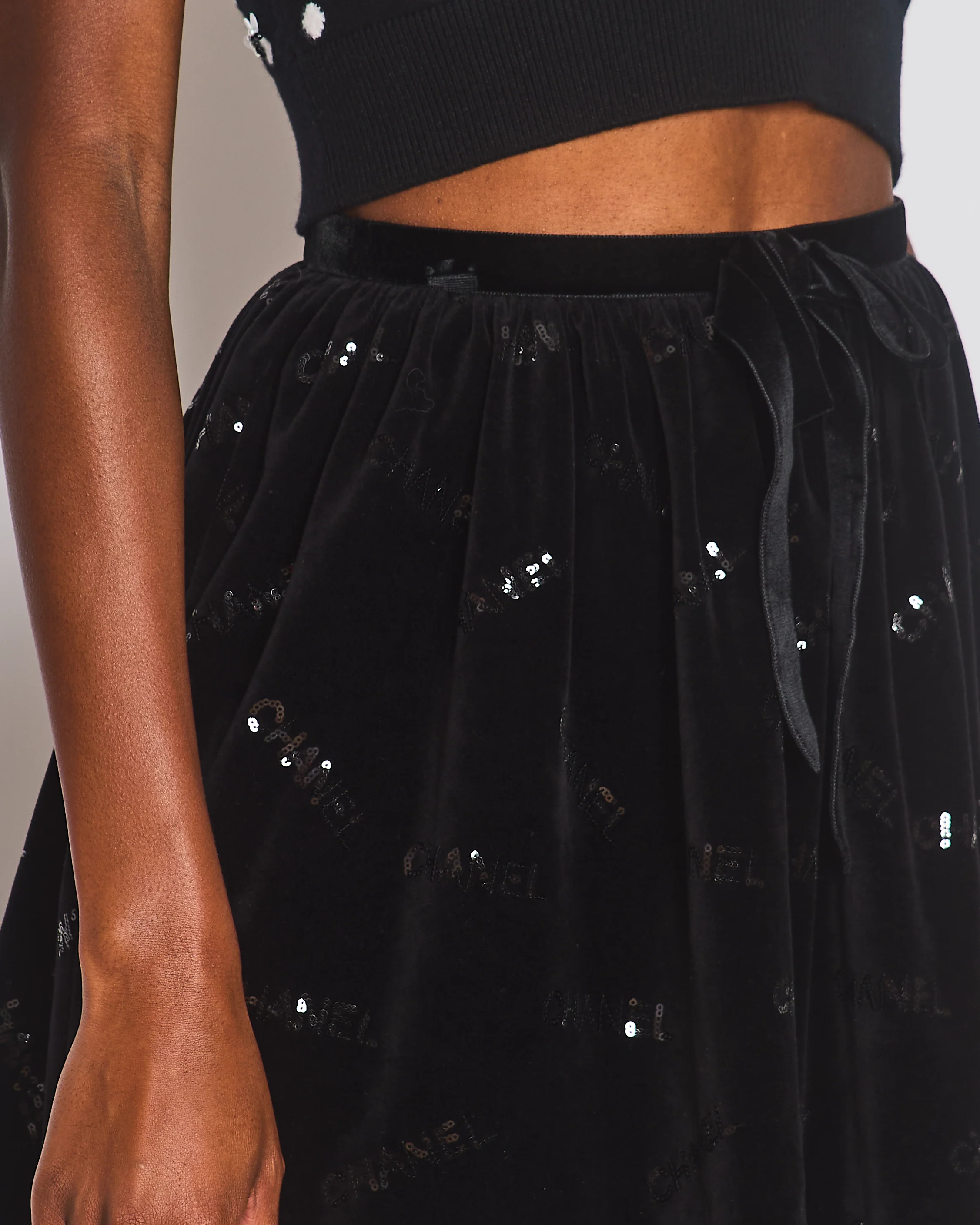 Chanel 22N Black Mini Suede Skirt With Sequin Logo Size FR 34 (UK 6) - Image 3