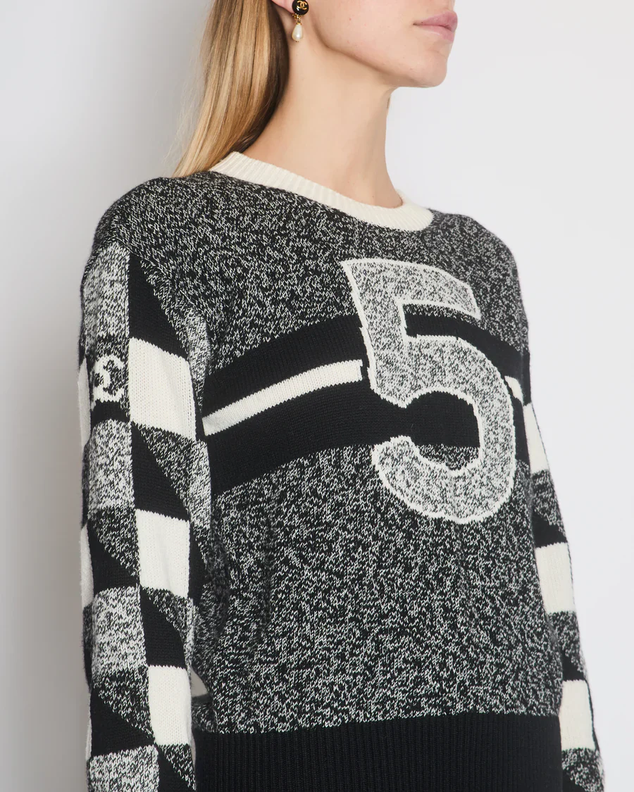 Chanel Black No5 Round Neck Cashmere Jumper with CC Detail Size FR 36 (UK 8) - Image 2