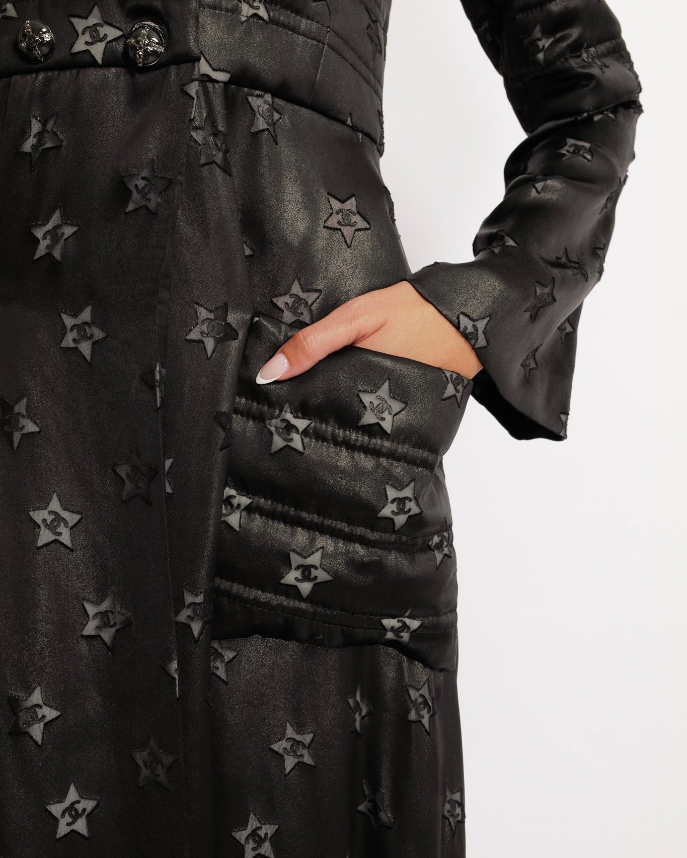 Chanel Cruise 2024 Black Shimmery Coat Dress with CC Logo Stars Embellishments and Black and Silver Crystal CC Logo Buttons Size FR 36 (UK 8) - Image 3