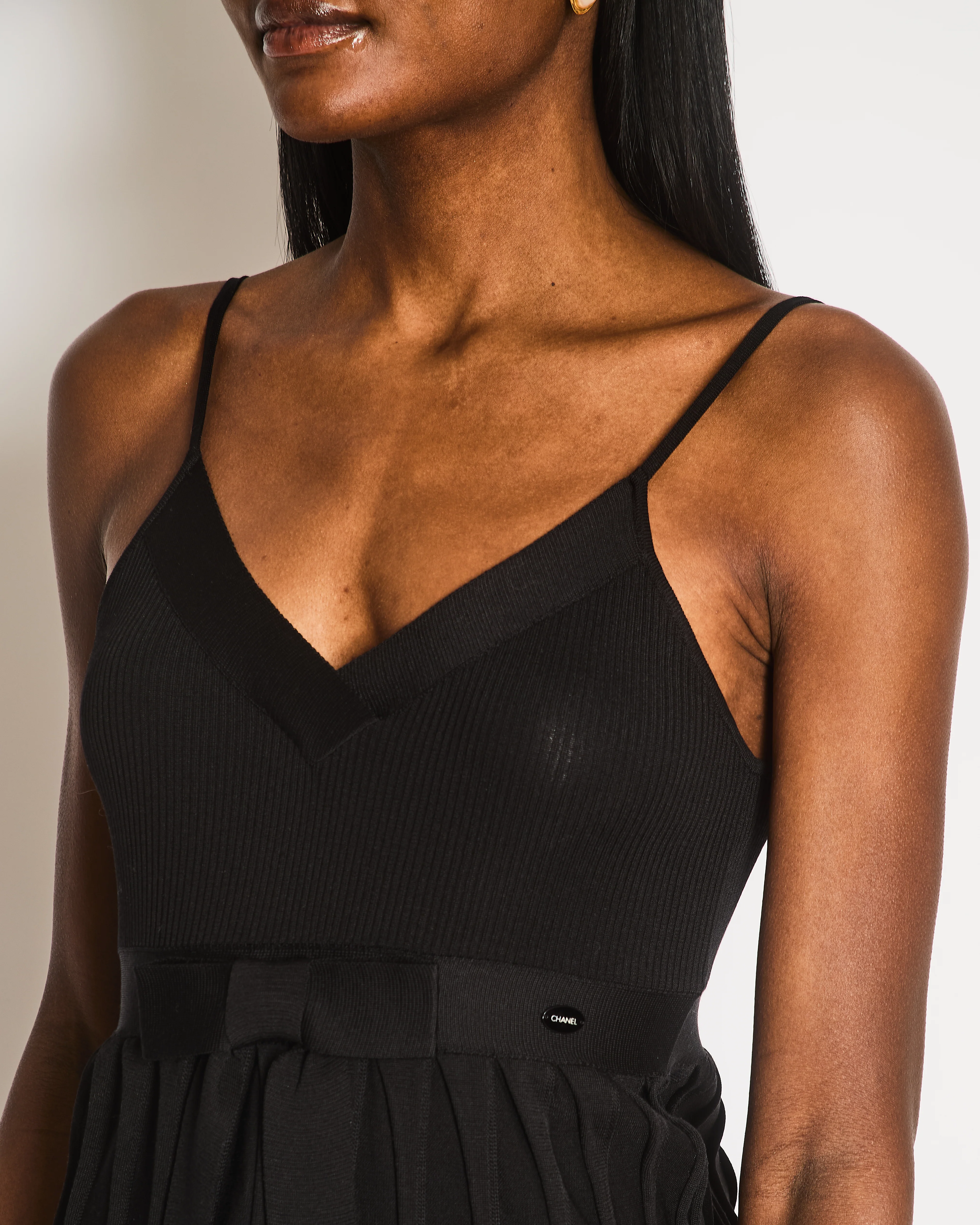 Chanel Black Silk Ribbed Sleeveless Top with Pleats and Front Bow Detail and Black and White Logo Button Size FR 38 (UK 10) - Image 3
