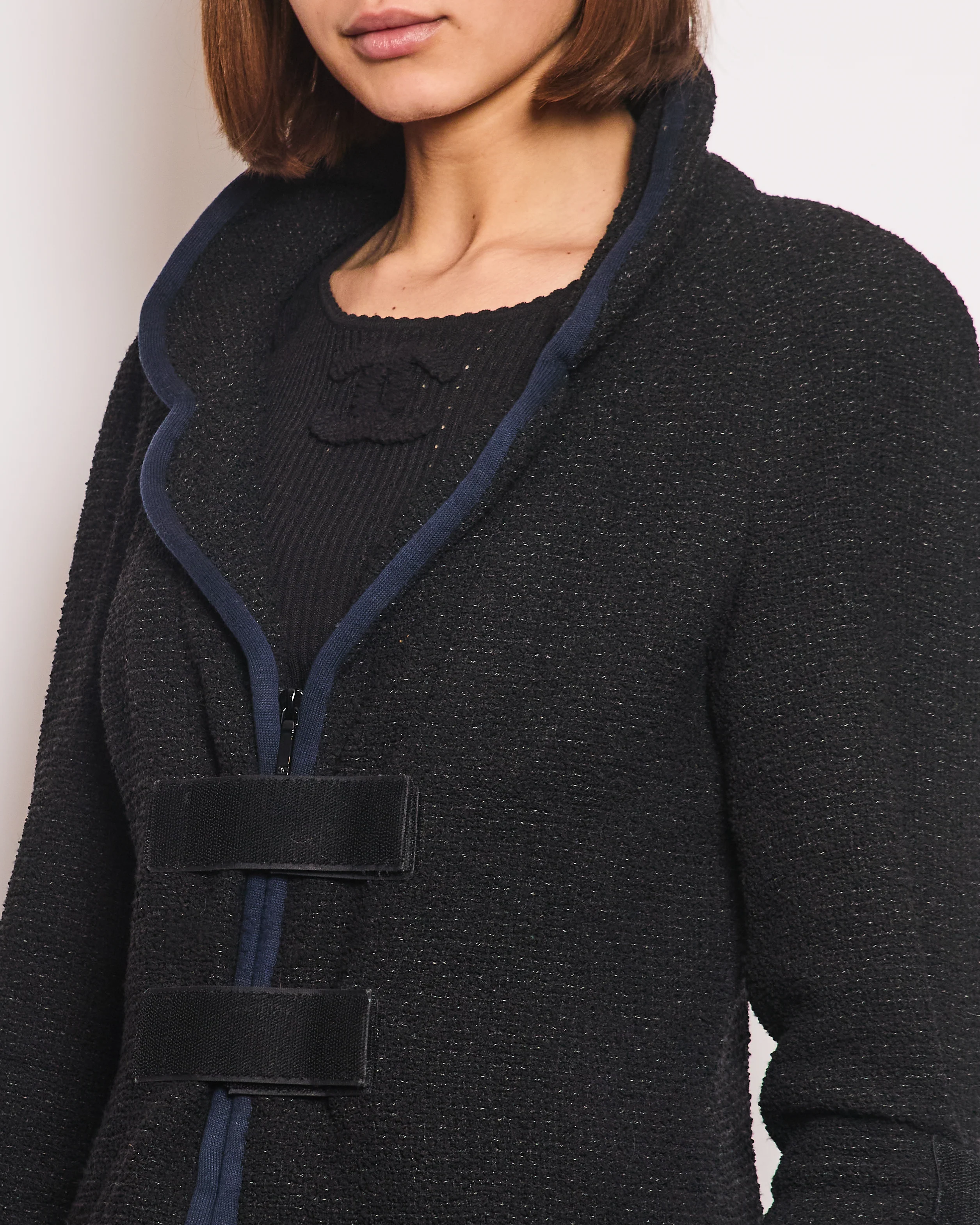 Chanel Spring 2017 Runway Black Tweed Jacket with Velcro and Navy Details Size FR 42 (UK 14) - Image 3