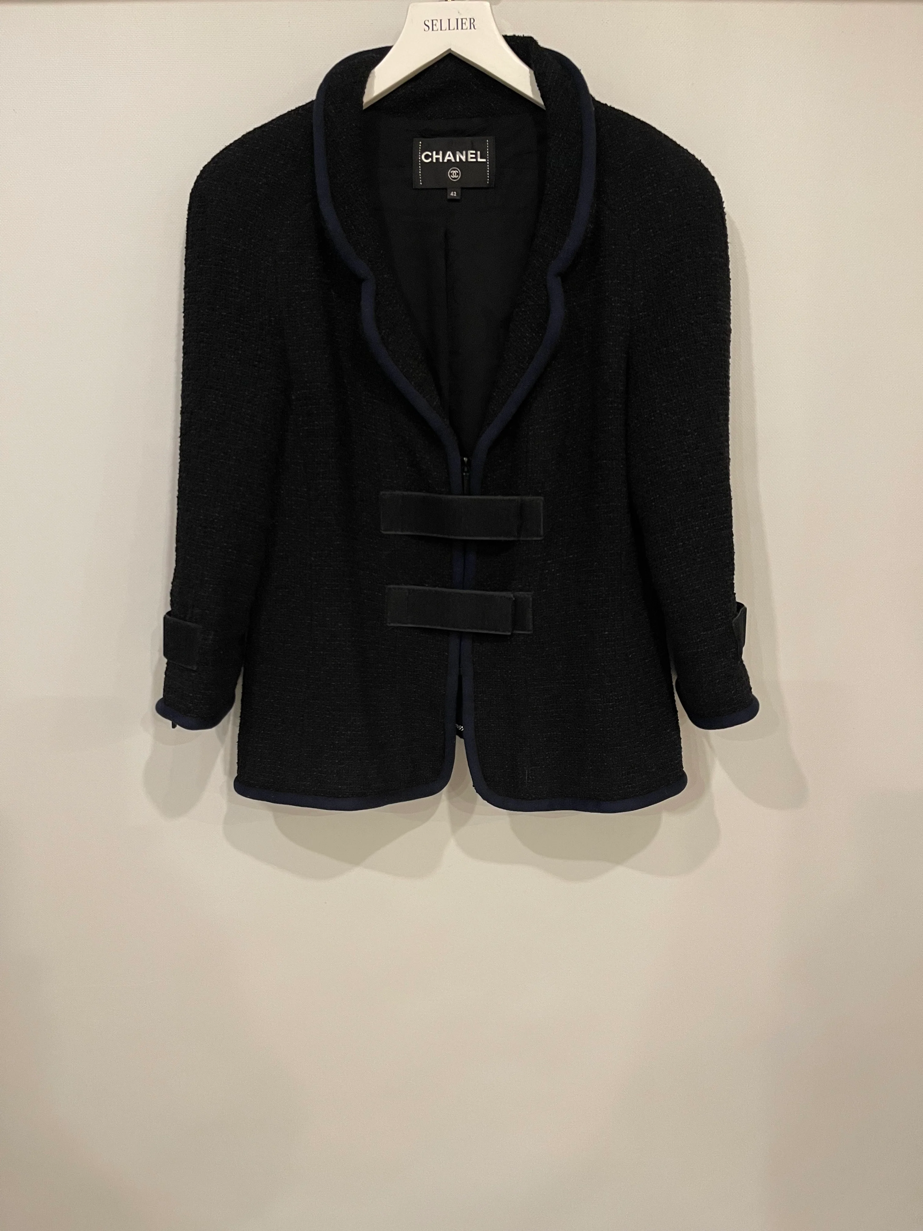 Chanel Spring 2017 Runway Black Tweed Jacket with Velcro and Navy Details Size FR 42 (UK 14) - Image 8