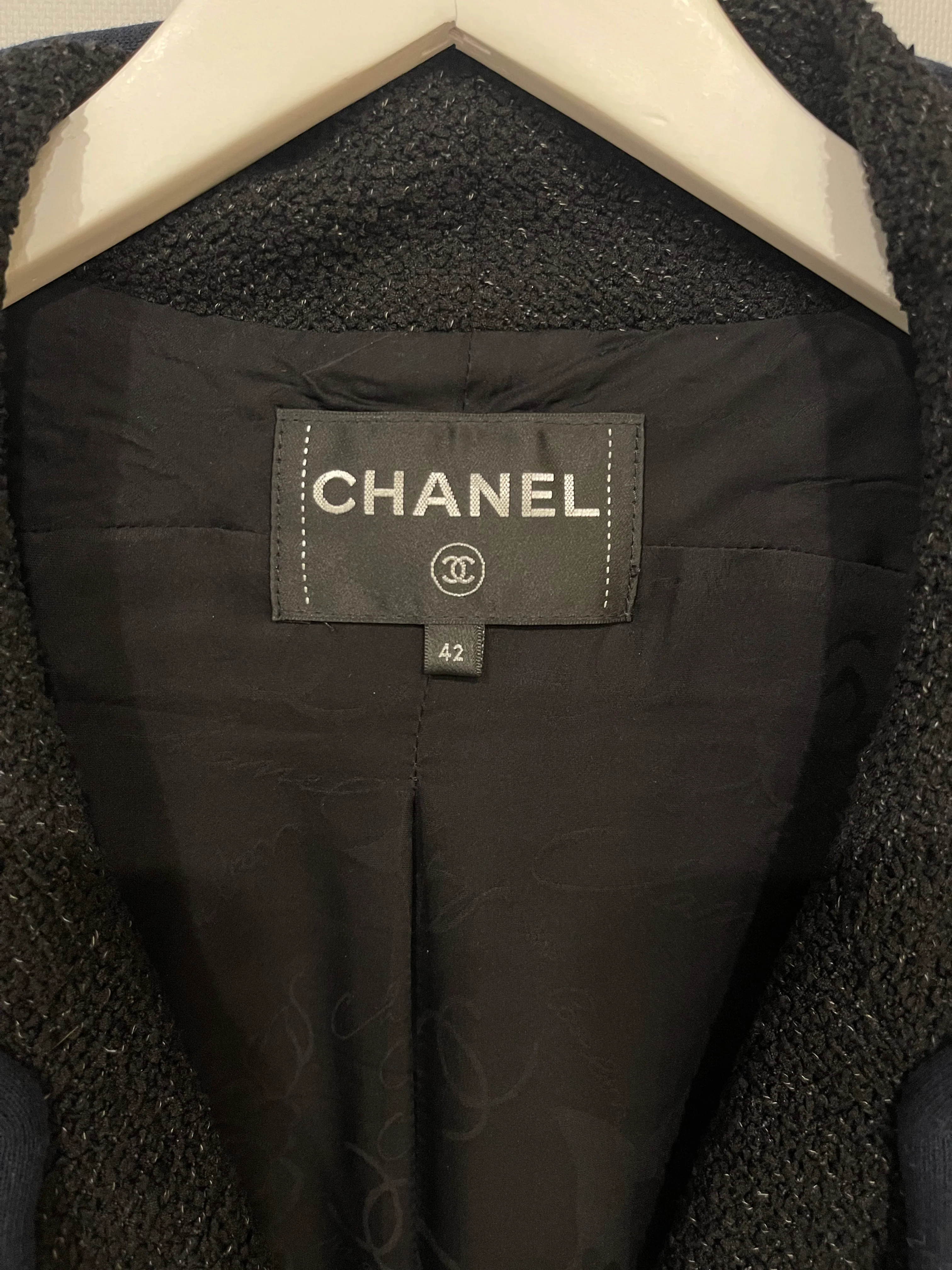 Chanel Spring 2017 Runway Black Tweed Jacket with Velcro and Navy Details Size FR 42 (UK 14) - Image 9