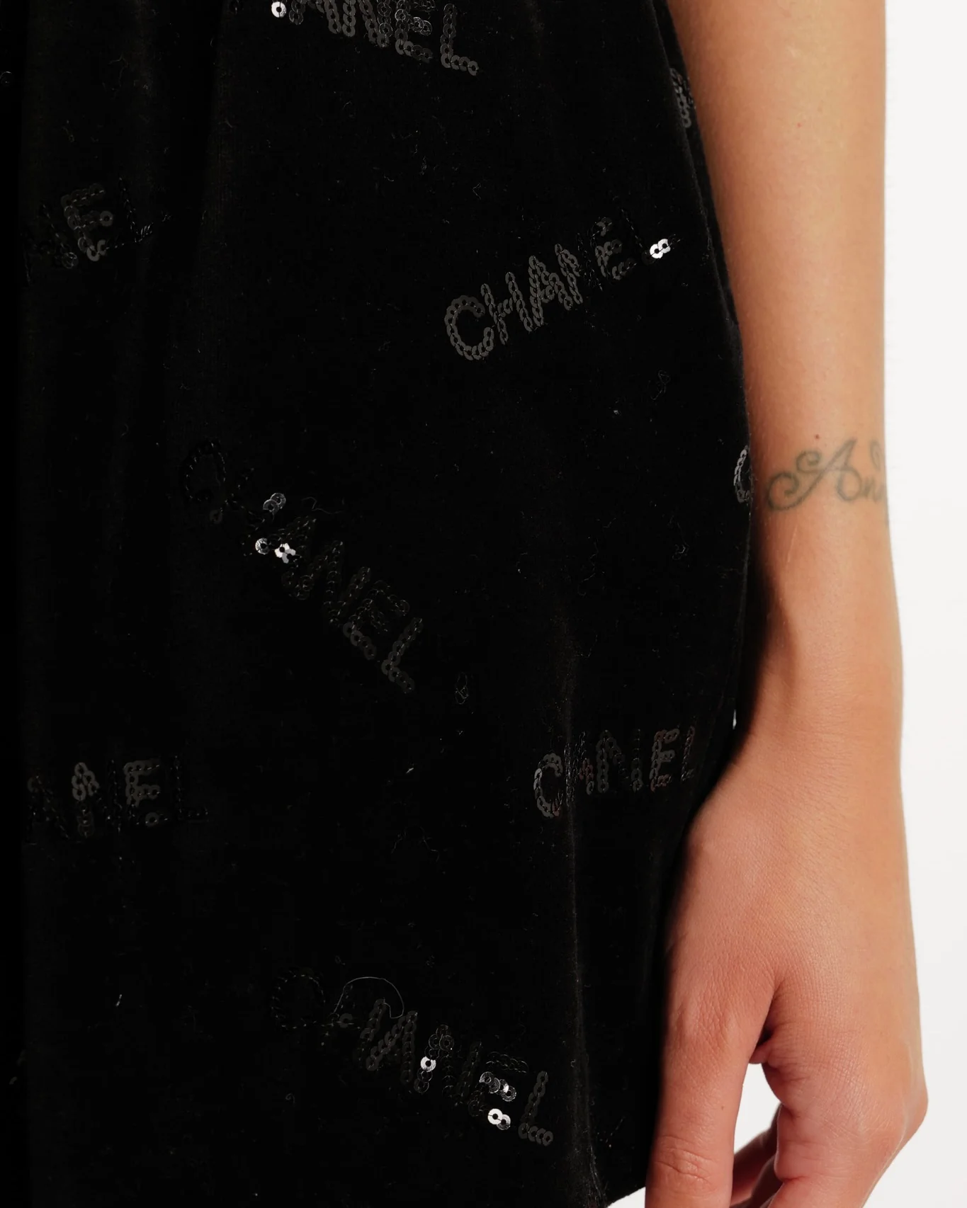 Chanel 22B Black Velours Mini Skirt with Sequin Embellished Logos and Bow Detail Size FR 36 (UK 8) - Image 4