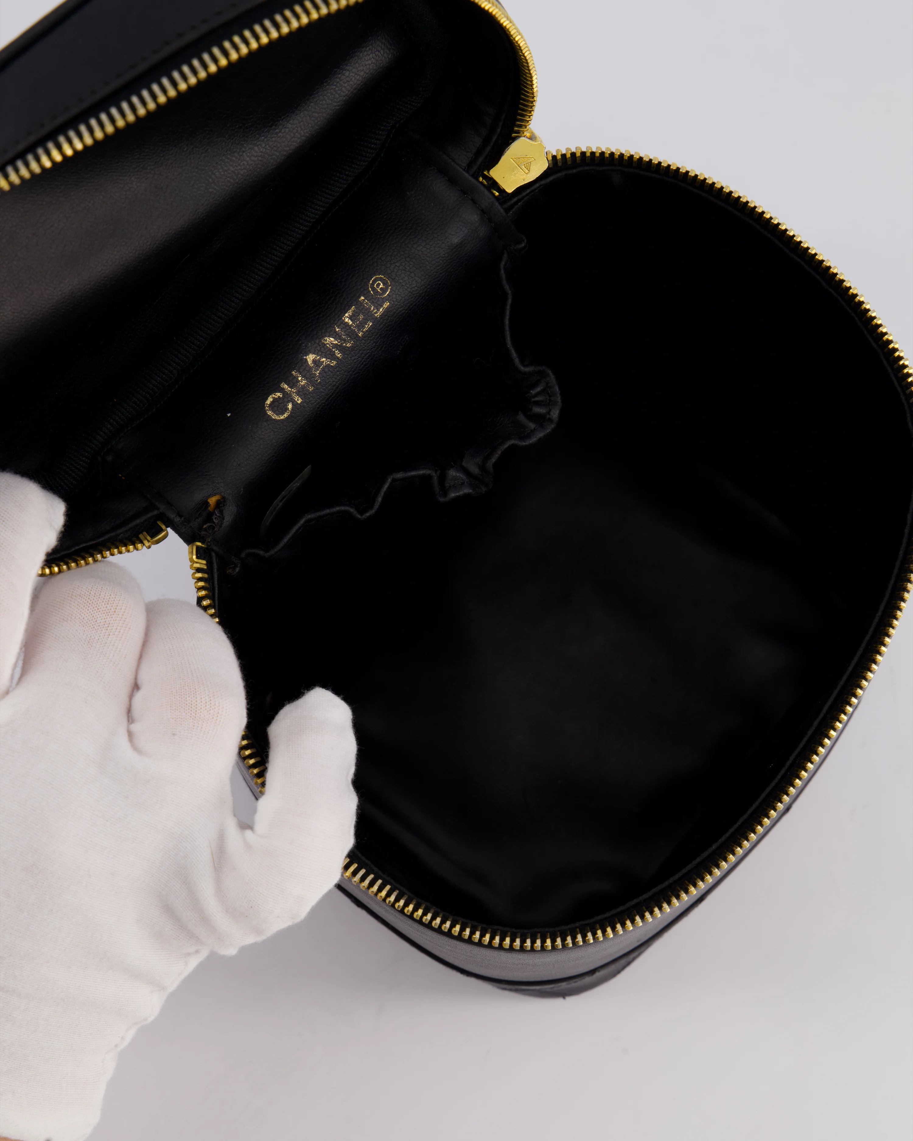 Chanel Black Vintage Leather Vanity Case with 24K Gold Hardware - Image 18