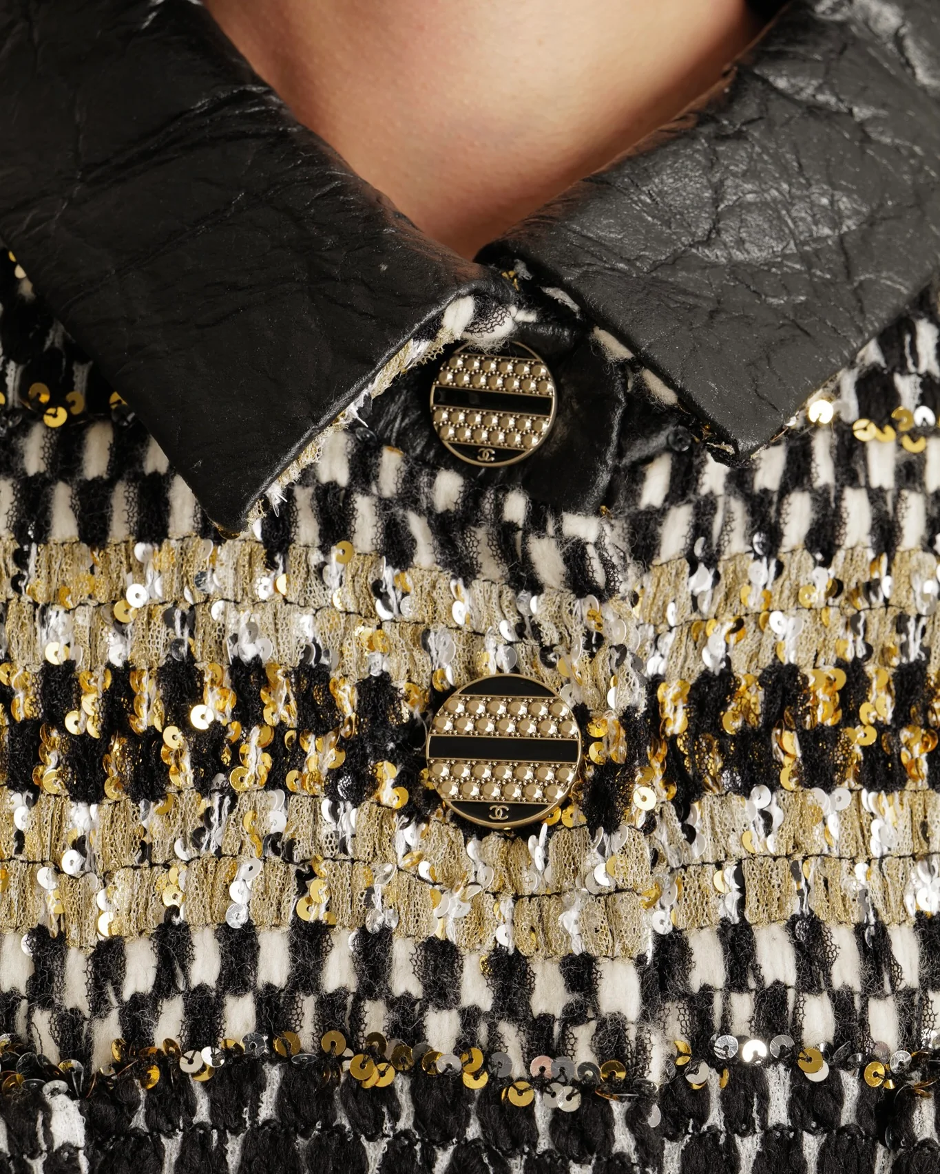 Chanel Métiers d'Art 2019 Black, White and Gold Tweed Jacket with Gold Sequin Embellishments and Leather Belt Detail with Black and Gold CC Logo Buttons Size FR 38 (UK 10) - Image 2