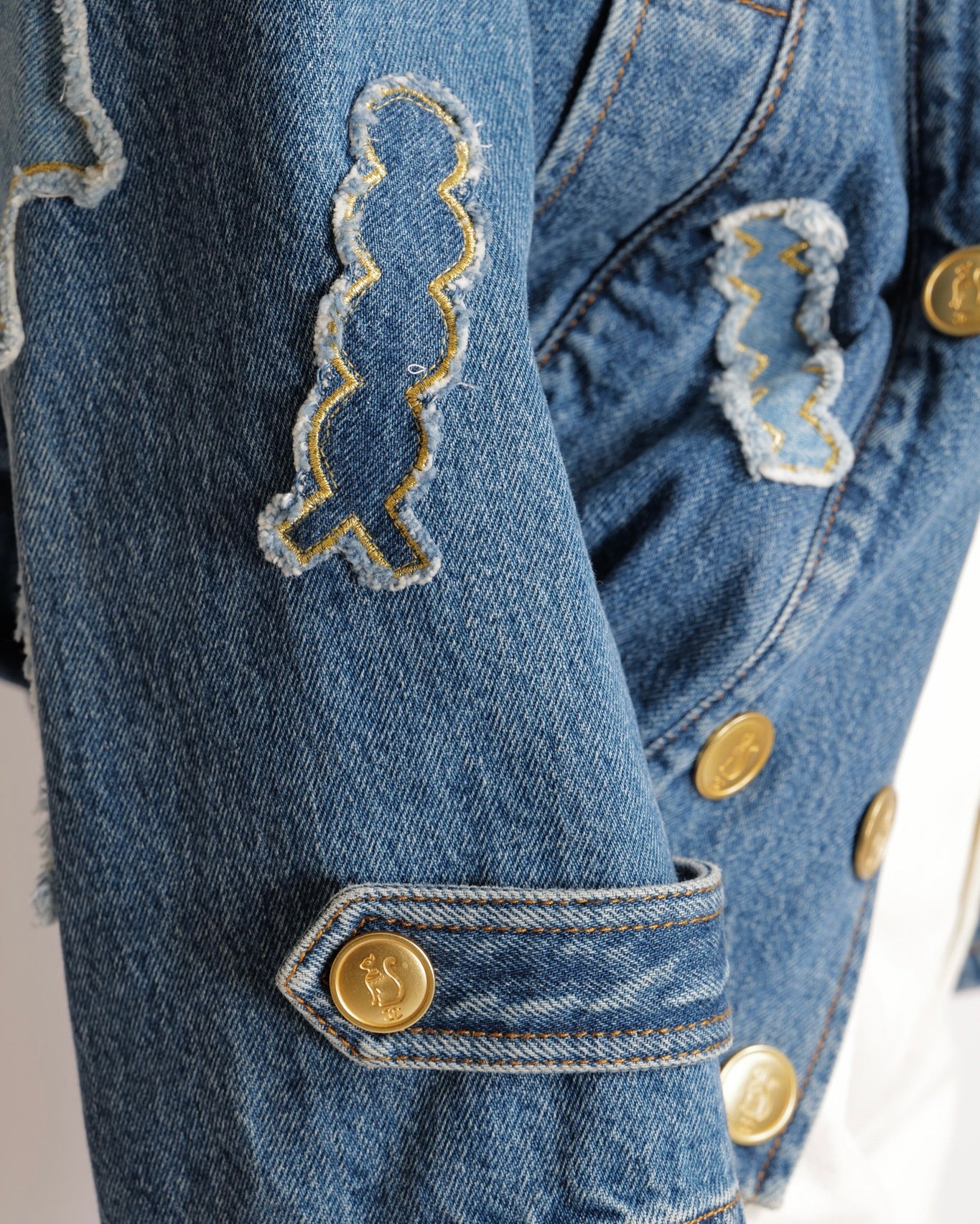 Chanel Métiers d’Art 2019 Blue Denim Jacket with Faux Fur Lining and Patchwork Details with Gold Cat CC Logo Buttons Size FR 34 (UK 6) - Image 3