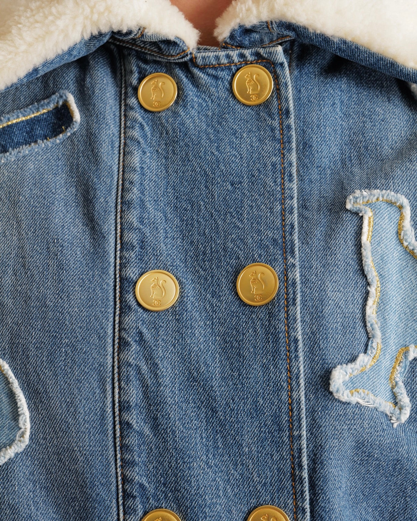 Chanel Métiers d’Art 2019 Blue Denim Jacket with Faux Fur Lining and Patchwork Details with Gold Cat CC Logo Buttons Size FR 34 (UK 6) - Image 4